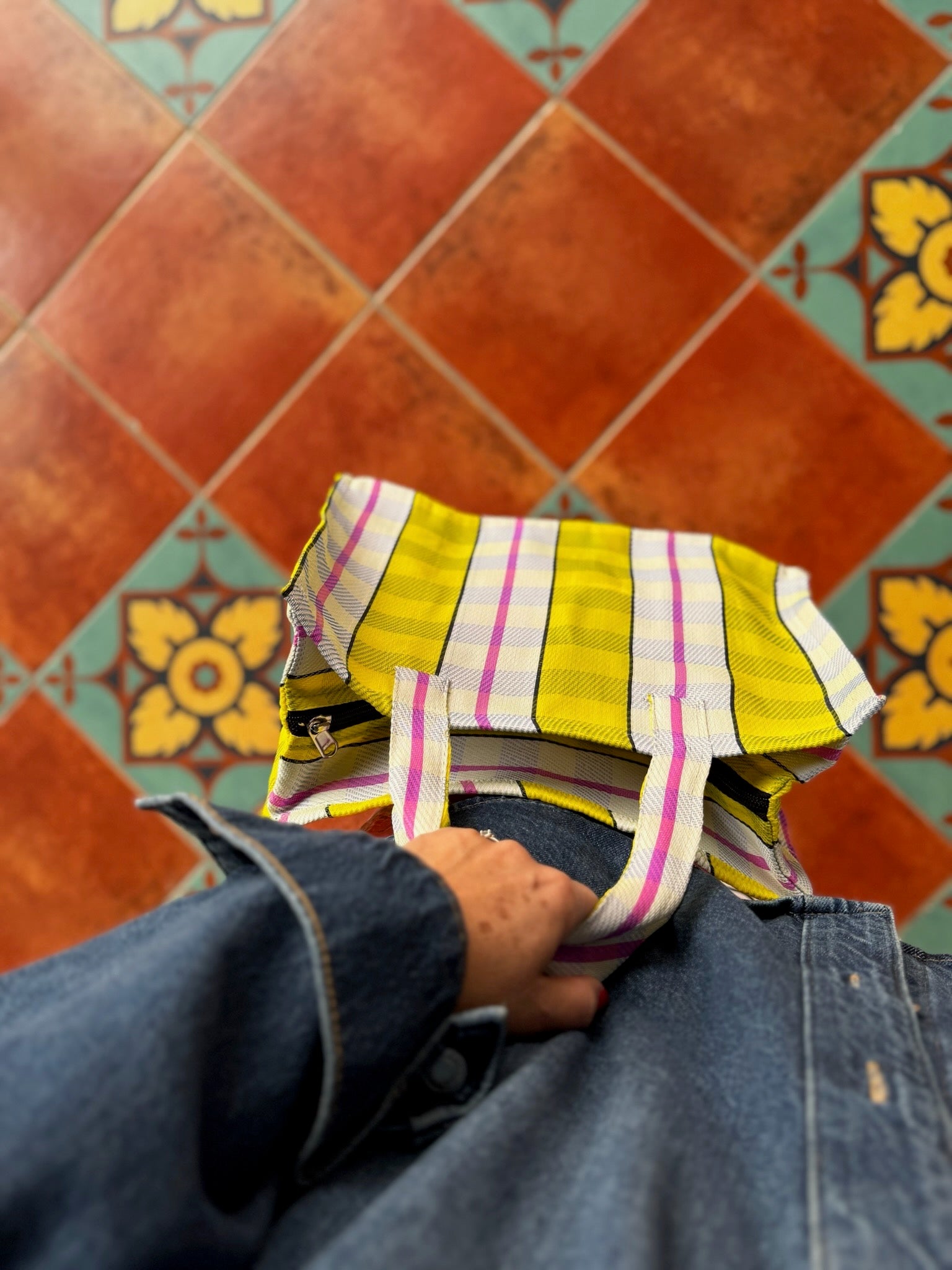 Cabas à main tressé imperméable à rayures jaunes, blanches, roses.