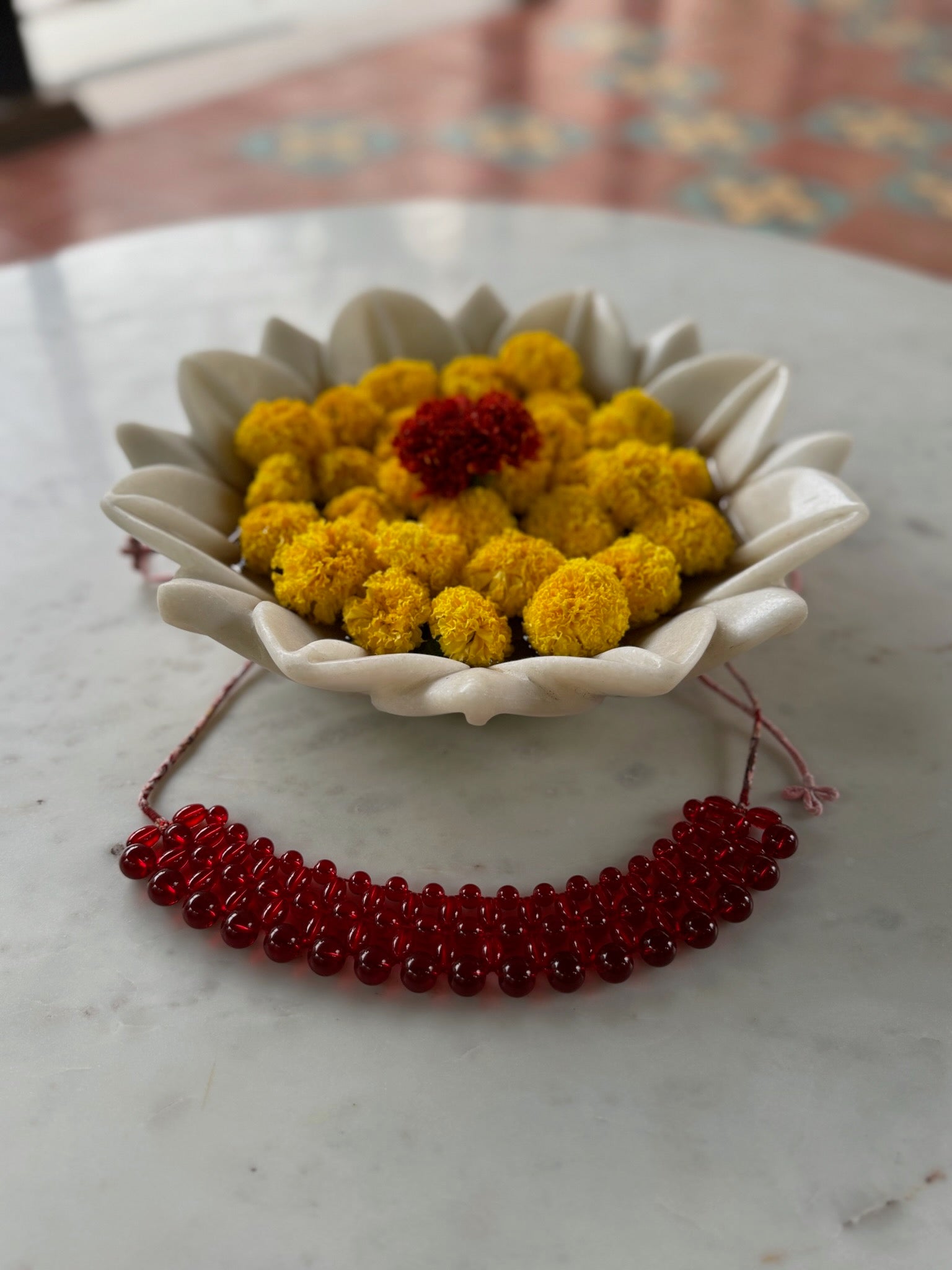 Collier artisanal indien en perles colorées (rouge)