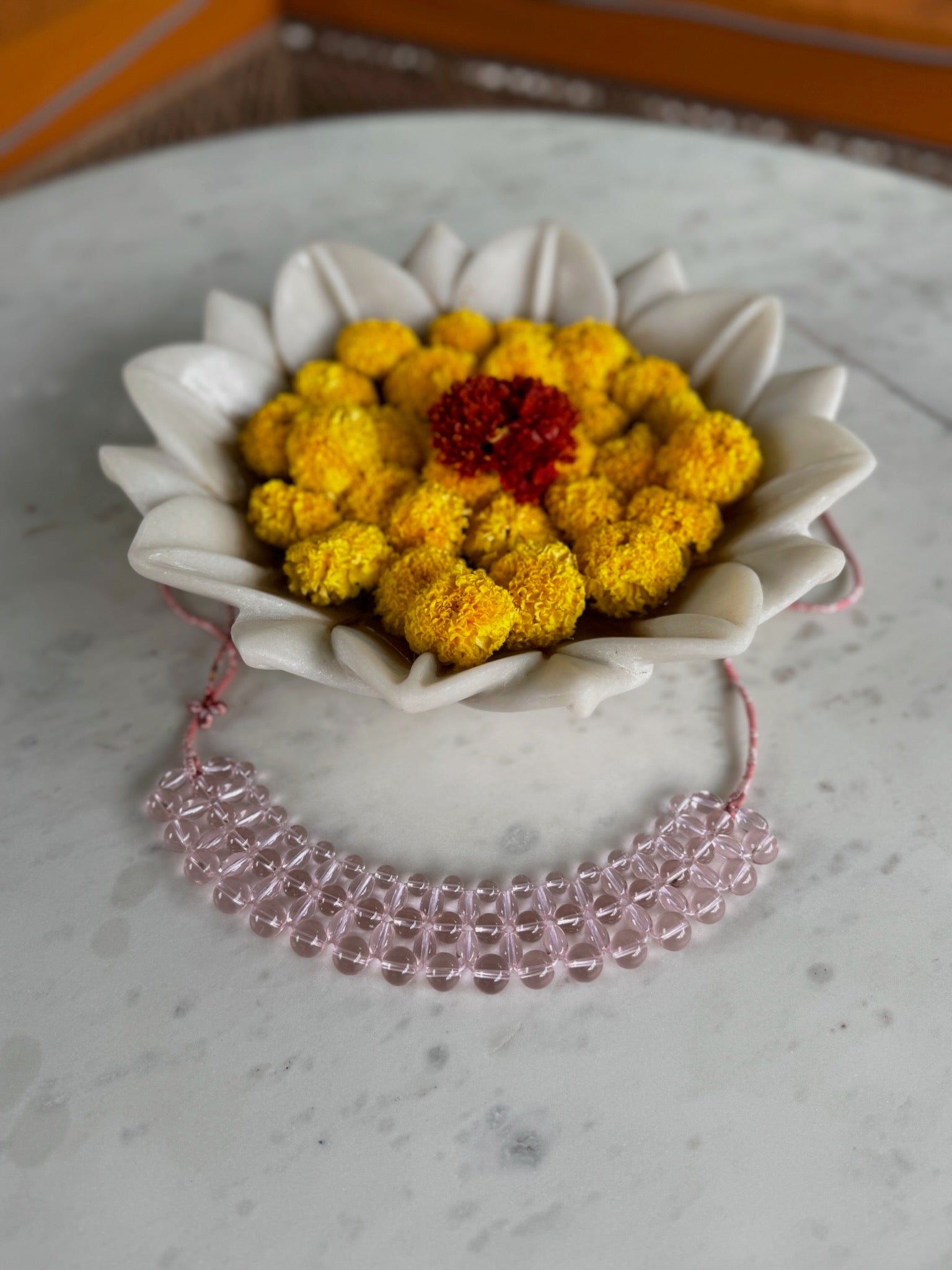 Collier artisanal indien en perles colorées (rose)