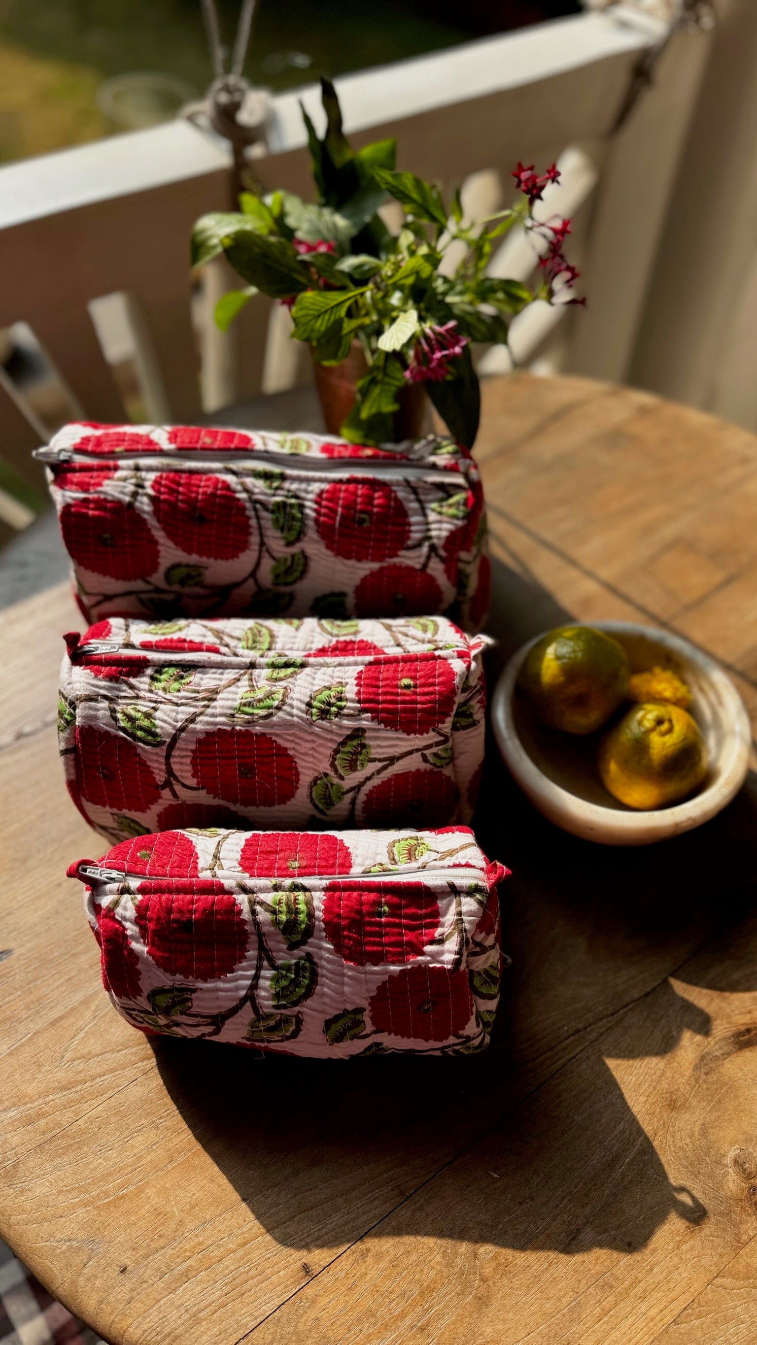 Set de 3 trousses quiltées en coton block print indien (fleurs rouges)