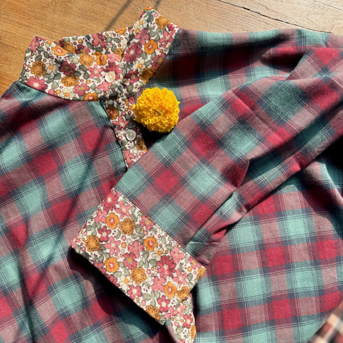 Blouse artisanale unique en coton – Tartan bordeau et vert & liberty