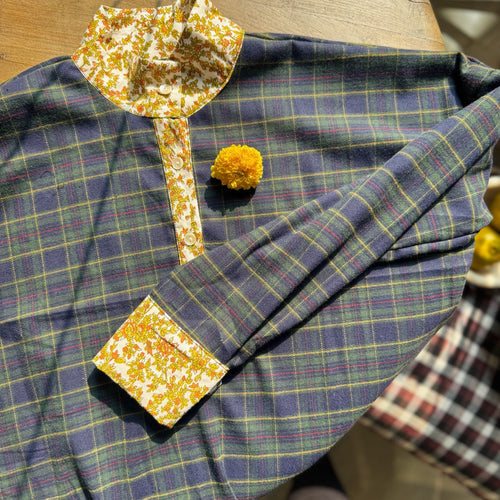 Blouse artisanale unique en coton – Tartan bleu marine et vert & liberty printanier