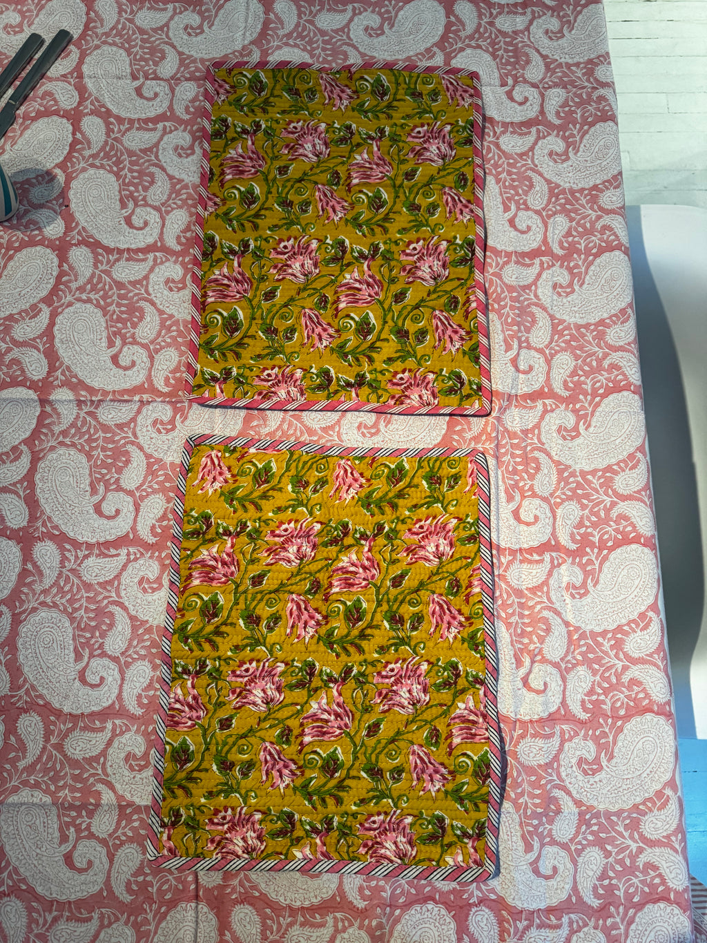 Sets de table rectangulaires matelassés en coton blockprint jaune – lot de 2