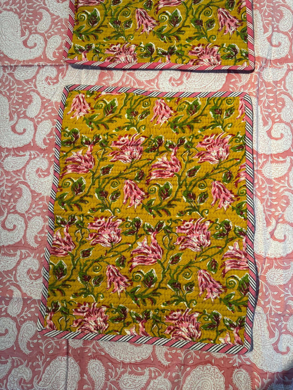 Sets de table rectangulaires matelassés en coton blockprint jaune – lot de 2