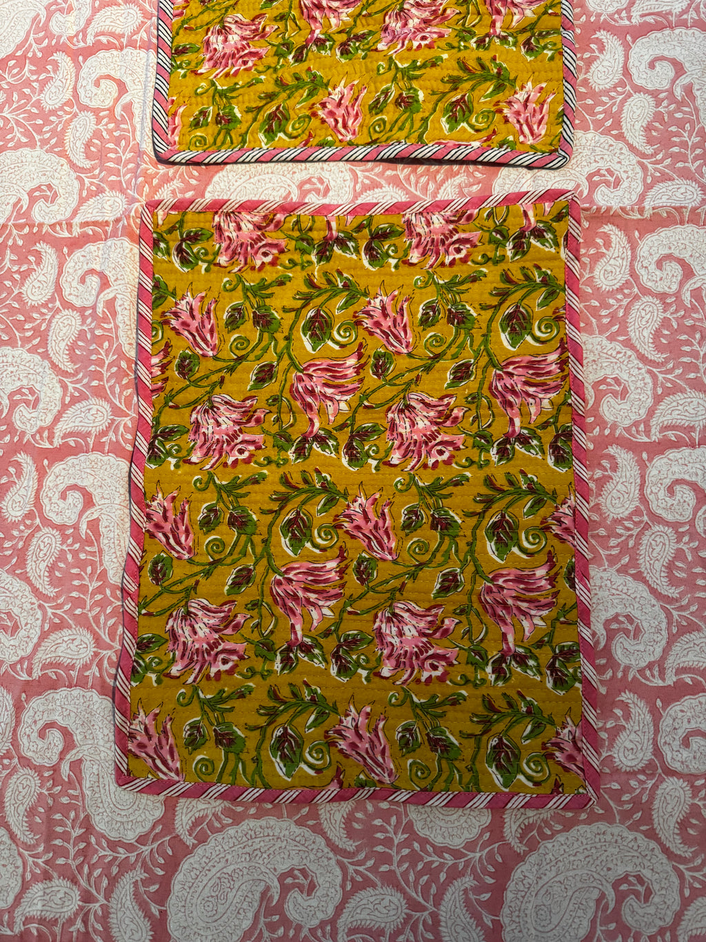 Sets de table rectangulaires matelassés en coton blockprint jaune – lot de 2