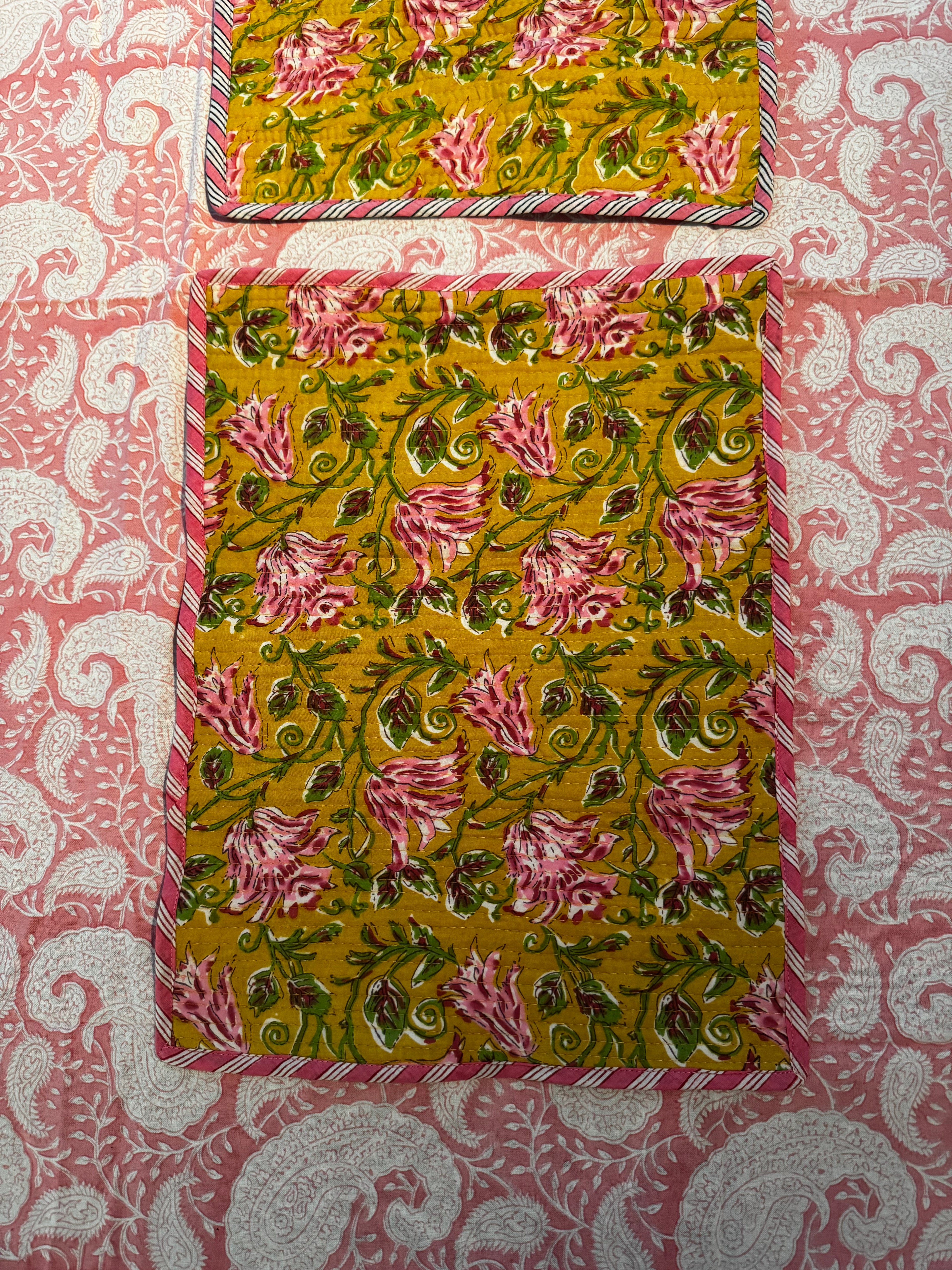 Sets de table rectangulaires matelassés en coton blockprint jaune – lot de 2