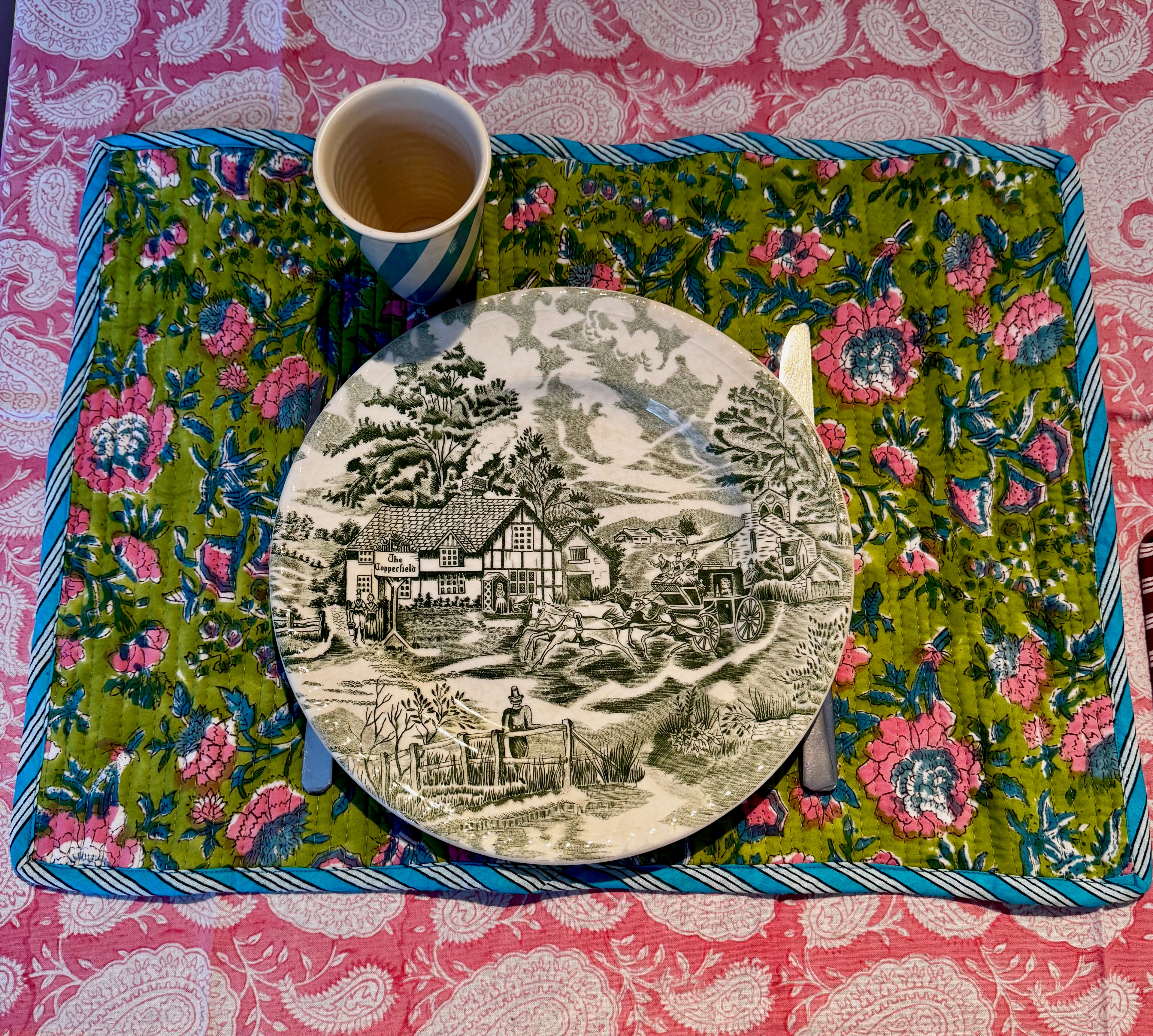 Sets de table rectangulaires matelassés en coton blockprint fleurs bleus vertes – lot de 2 dépareillés