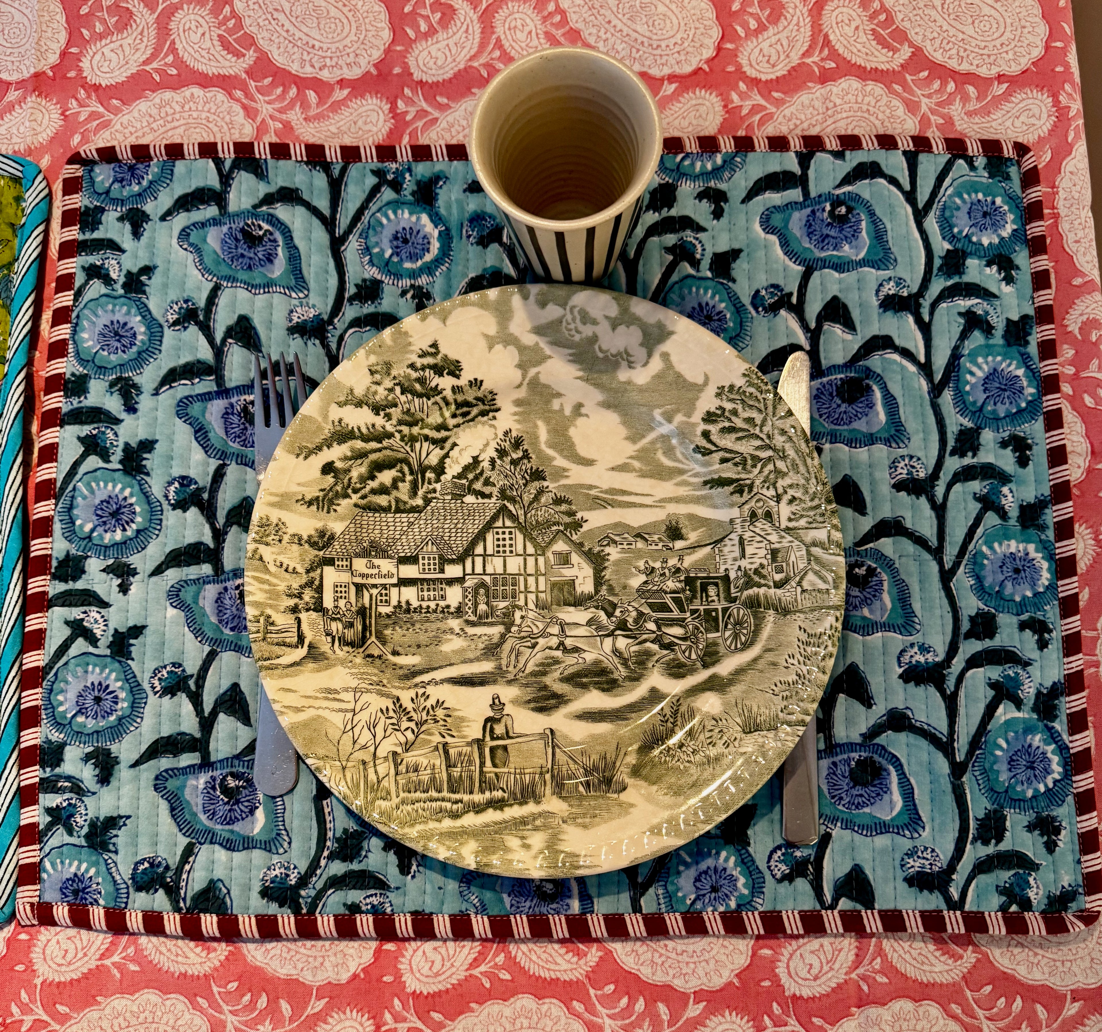 Sets de table rectangulaires matelassés en coton blockprint fleurs bleus vertes – lot de 2 dépareillés
