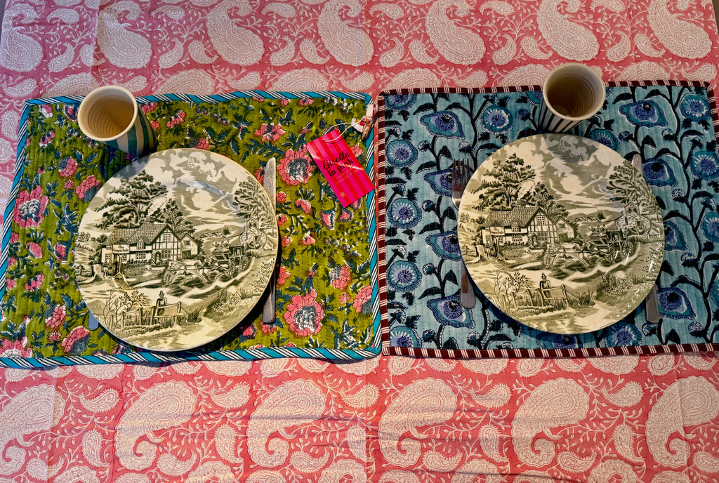 Sets de table rectangulaires matelassés en coton blockprint fleurs bleus vertes – lot de 2 dépareillés