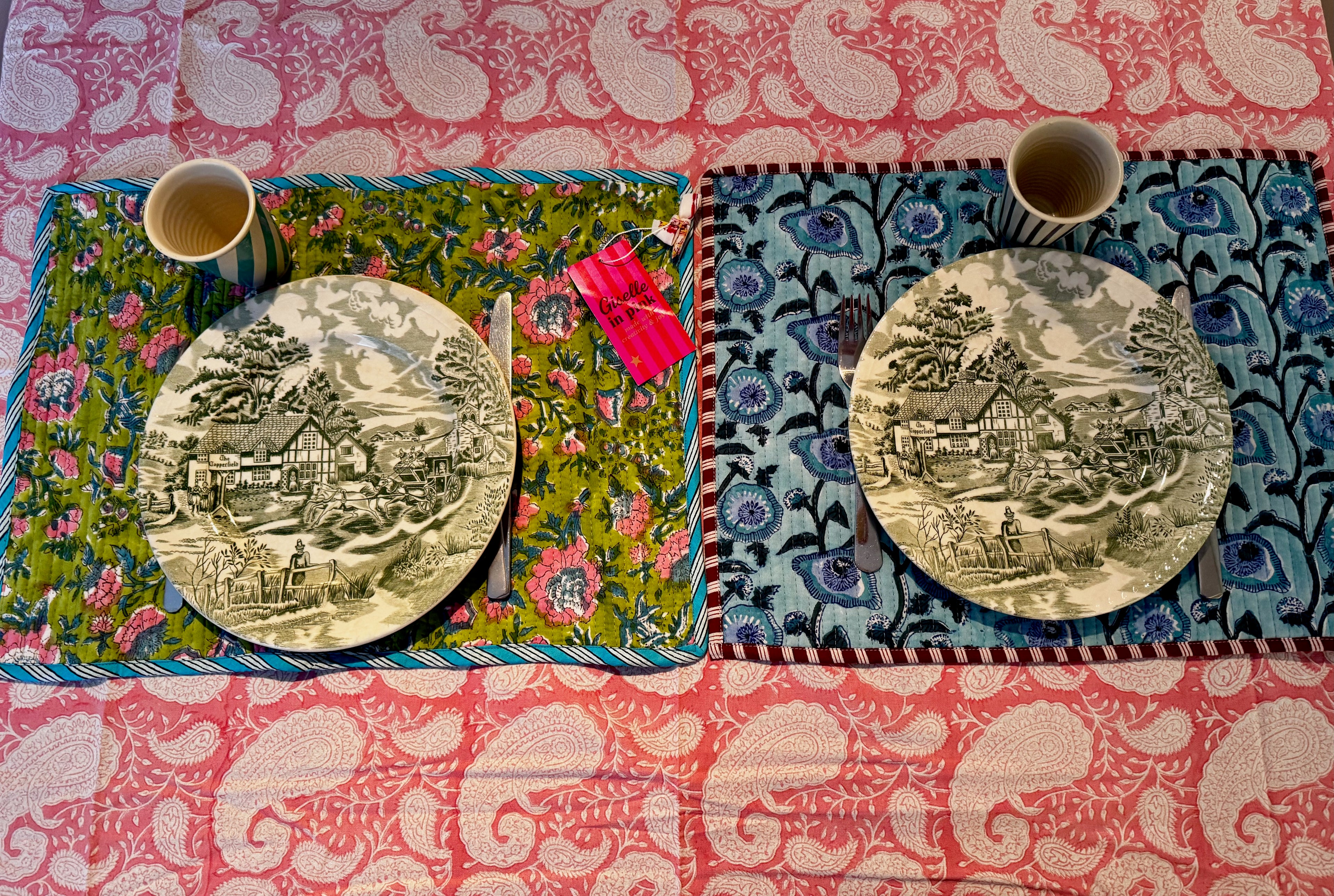 Sets de table rectangulaires matelassés en coton blockprint fleurs bleus vertes – lot de 2 dépareillés