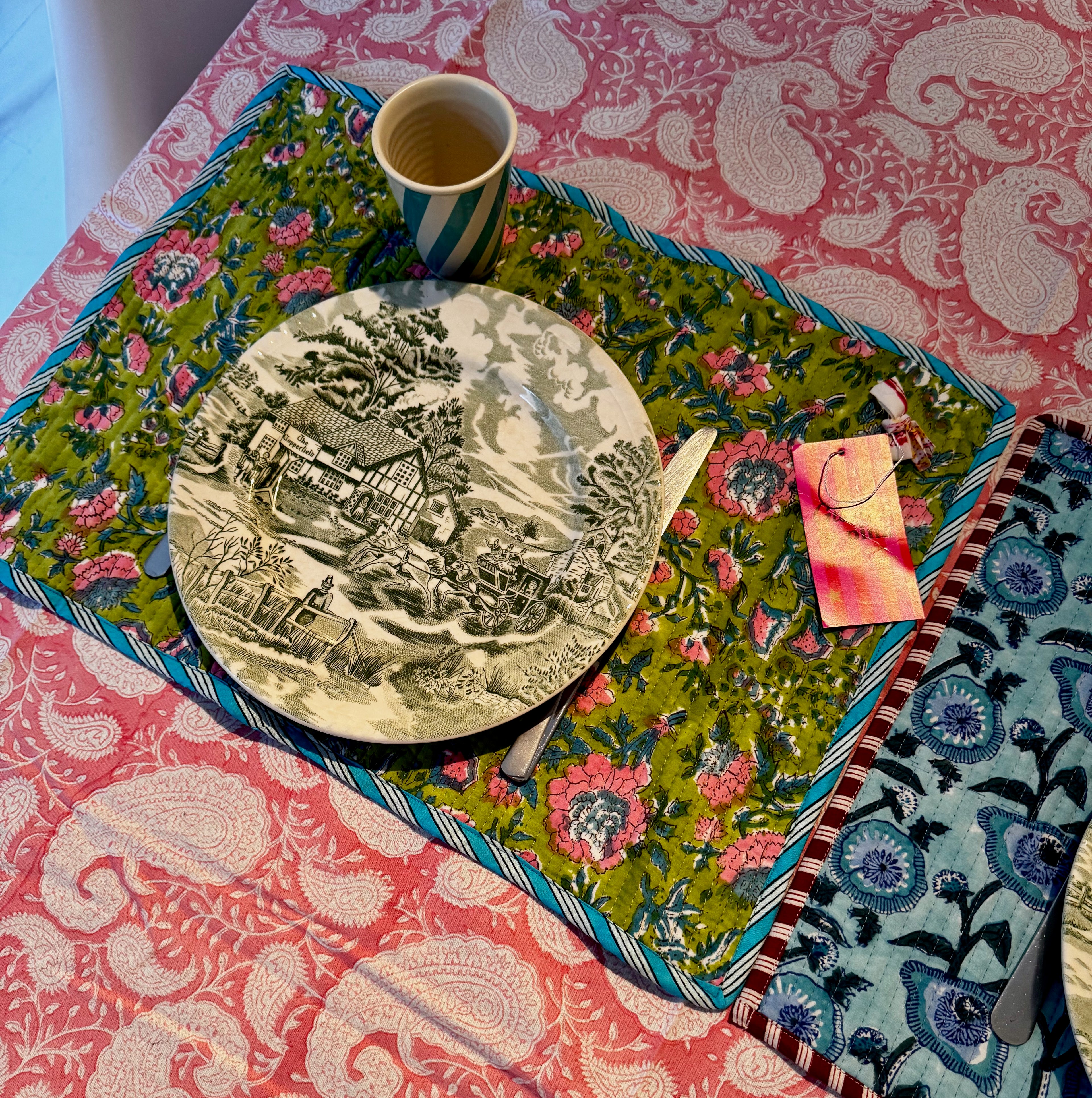 Sets de table rectangulaires matelassés en coton blockprint fleurs bleus vertes – lot de 2 dépareillés