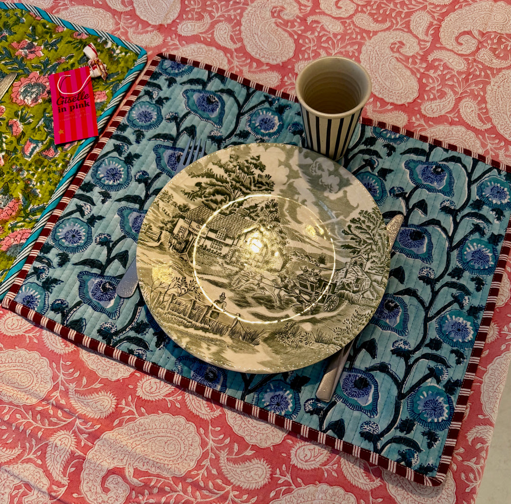 Sets de table rectangulaires matelassés en coton blockprint fleurs bleus vertes – lot de 2 dépareillés