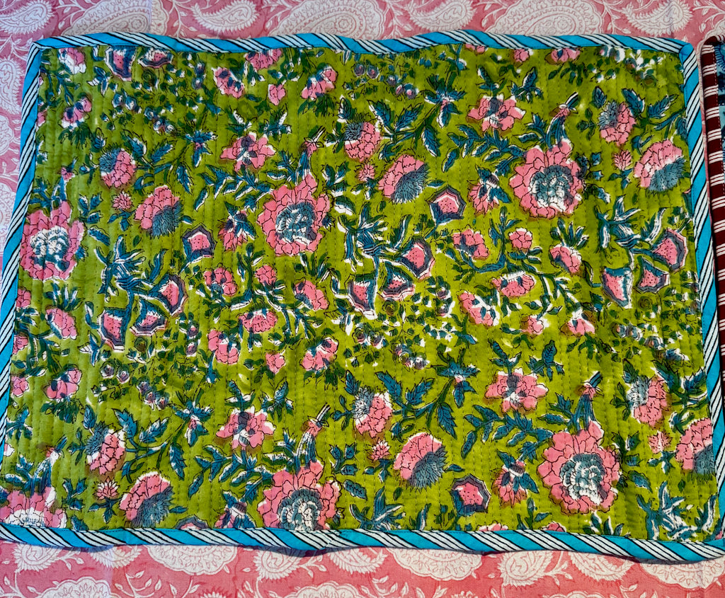 Sets de table rectangulaires matelassés en coton blockprint fleurs bleus vertes – lot de 2 dépareillés
