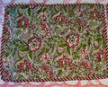 Sets de table rectangulaires matelassés en coton blockprint fleurs rose et gris – lot de 2