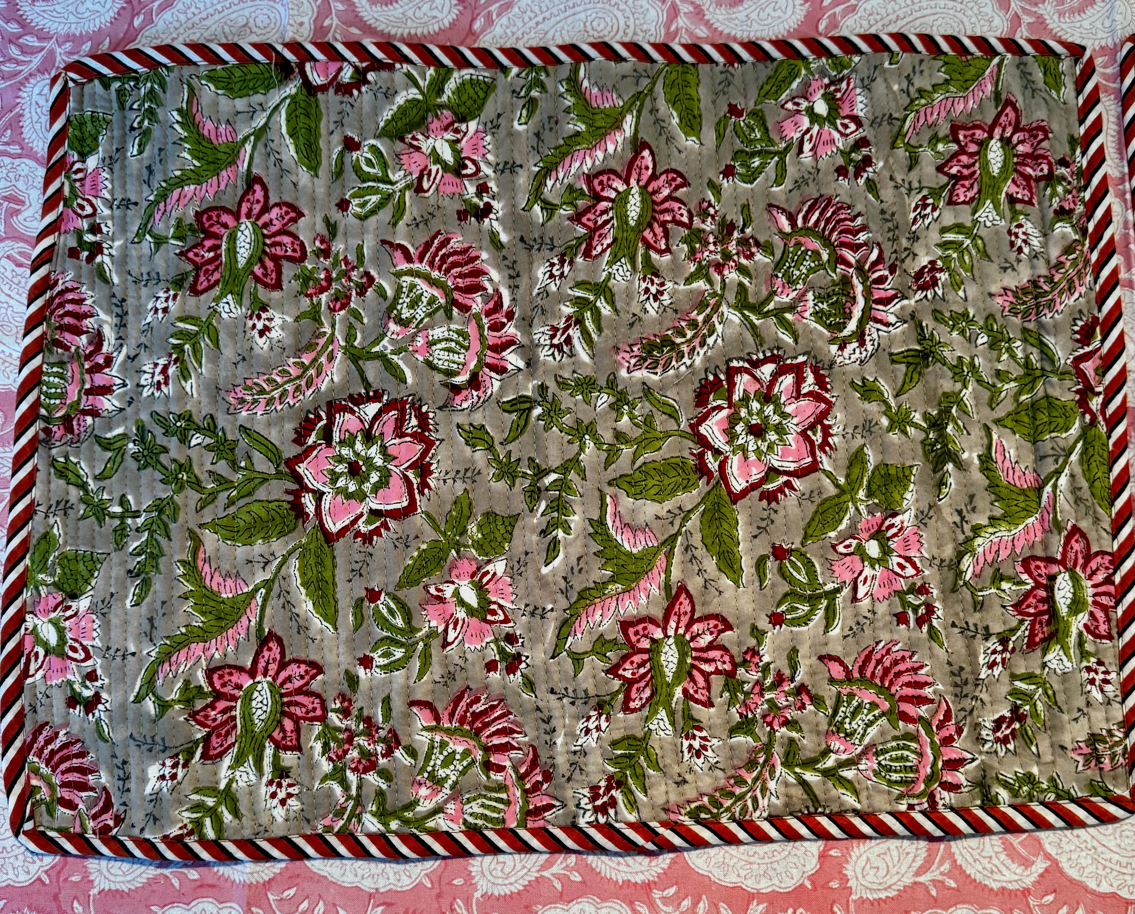 Sets de table rectangulaires matelassés en coton blockprint fleurs rose et gris – lot de 2