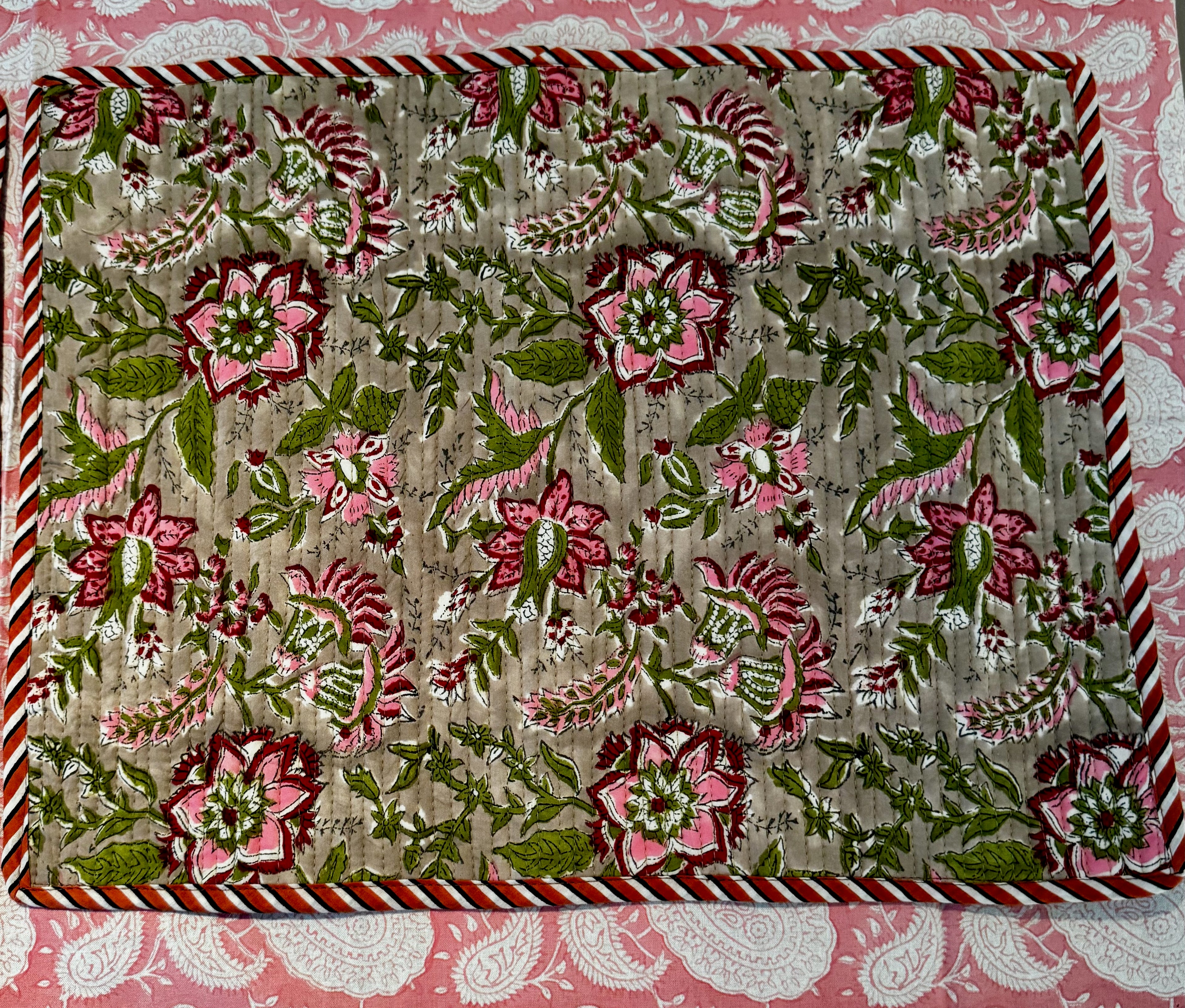 Sets de table rectangulaires matelassés en coton blockprint fleurs rose et gris – lot de 2
