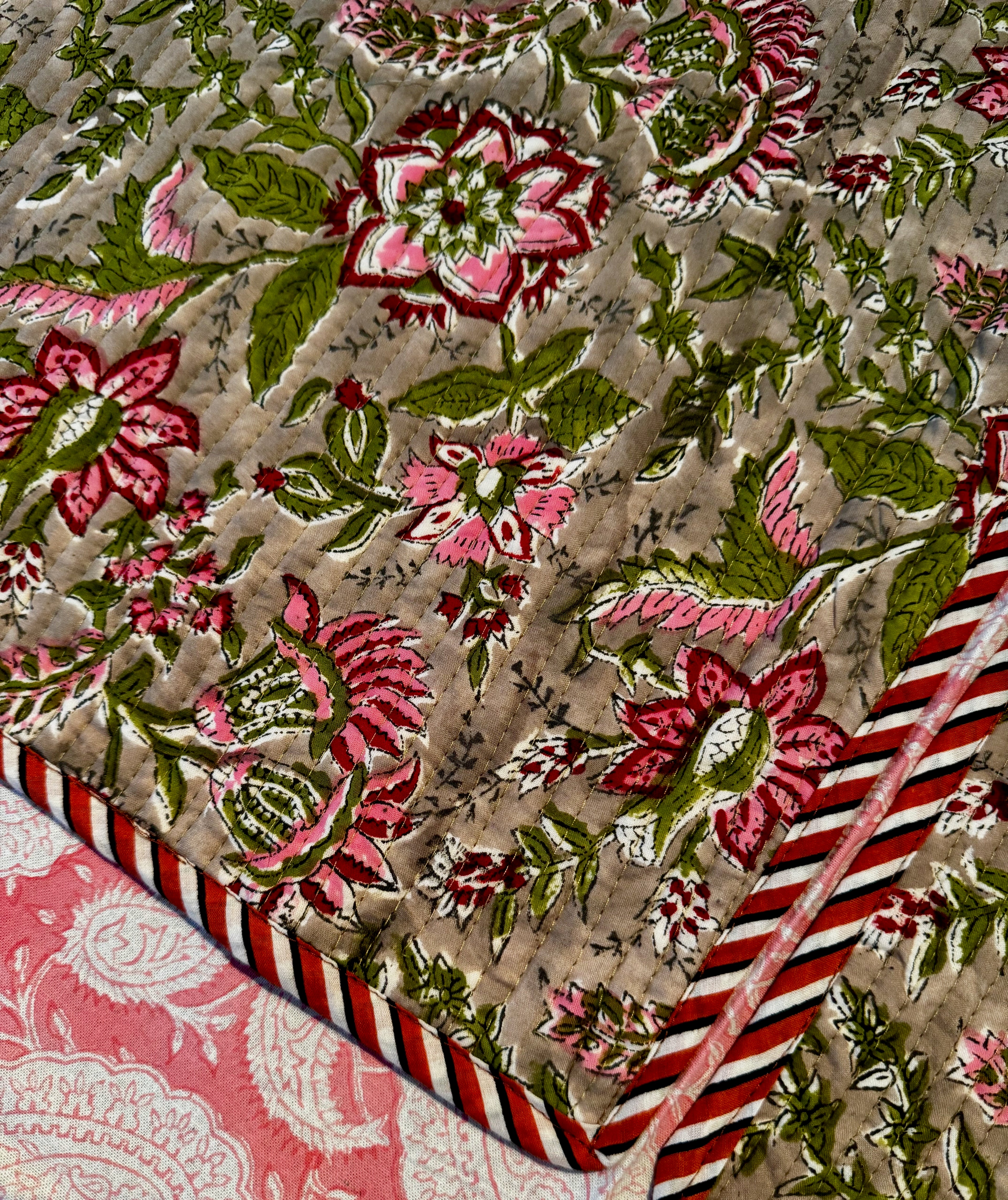 Sets de table rectangulaires matelassés en coton blockprint fleurs rose et gris – lot de 2