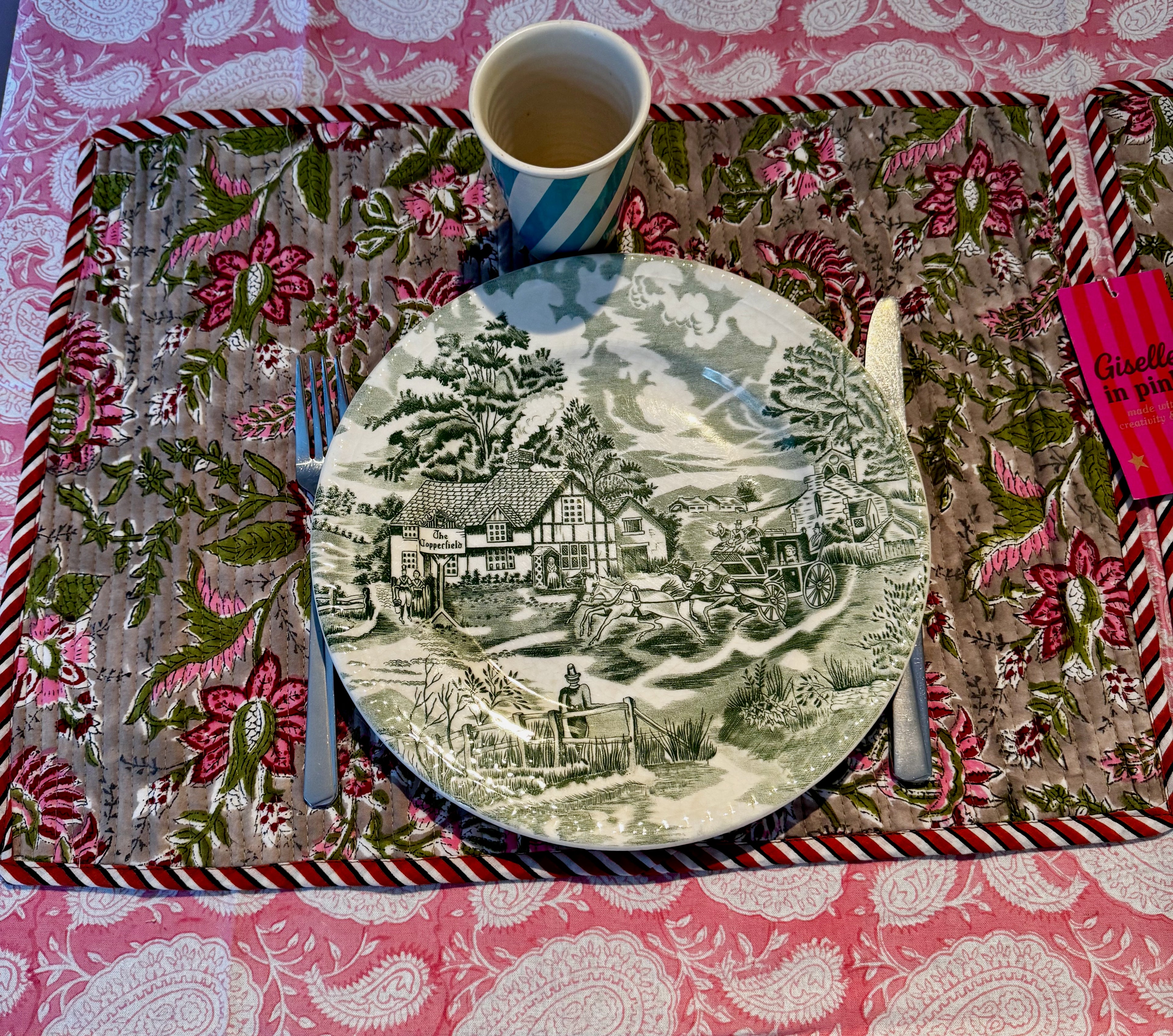 Sets de table rectangulaires matelassés en coton blockprint fleurs rose et gris – lot de 2