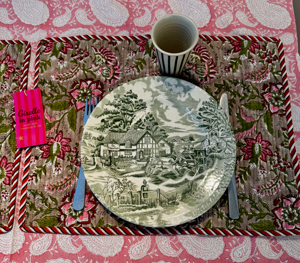 Sets de table rectangulaires matelassés en coton blockprint fleurs rose et gris – lot de 2