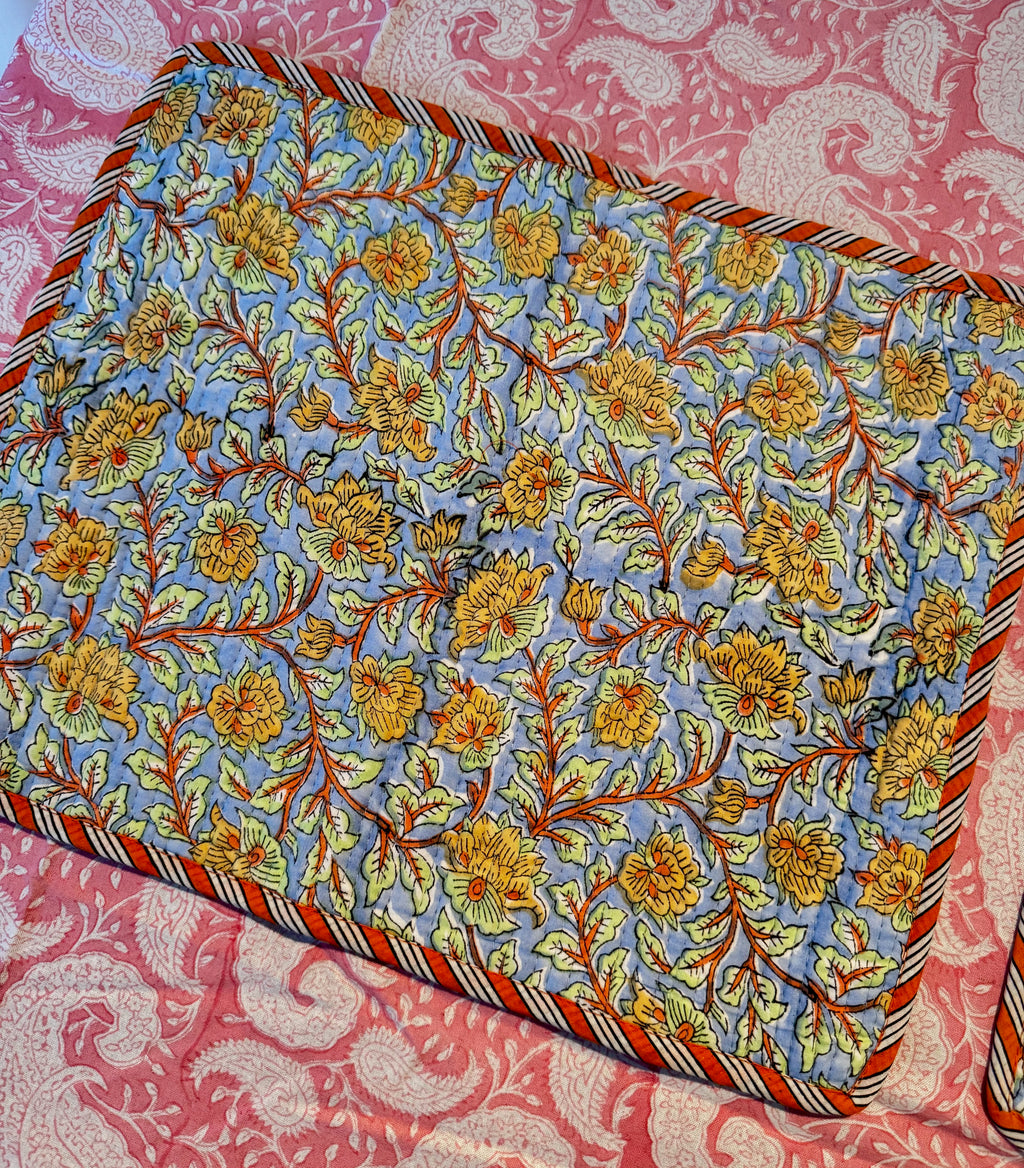 Sets de table rectangulaires matelassés en coton blockprint fleurs jaunes et bleus – lot de 2