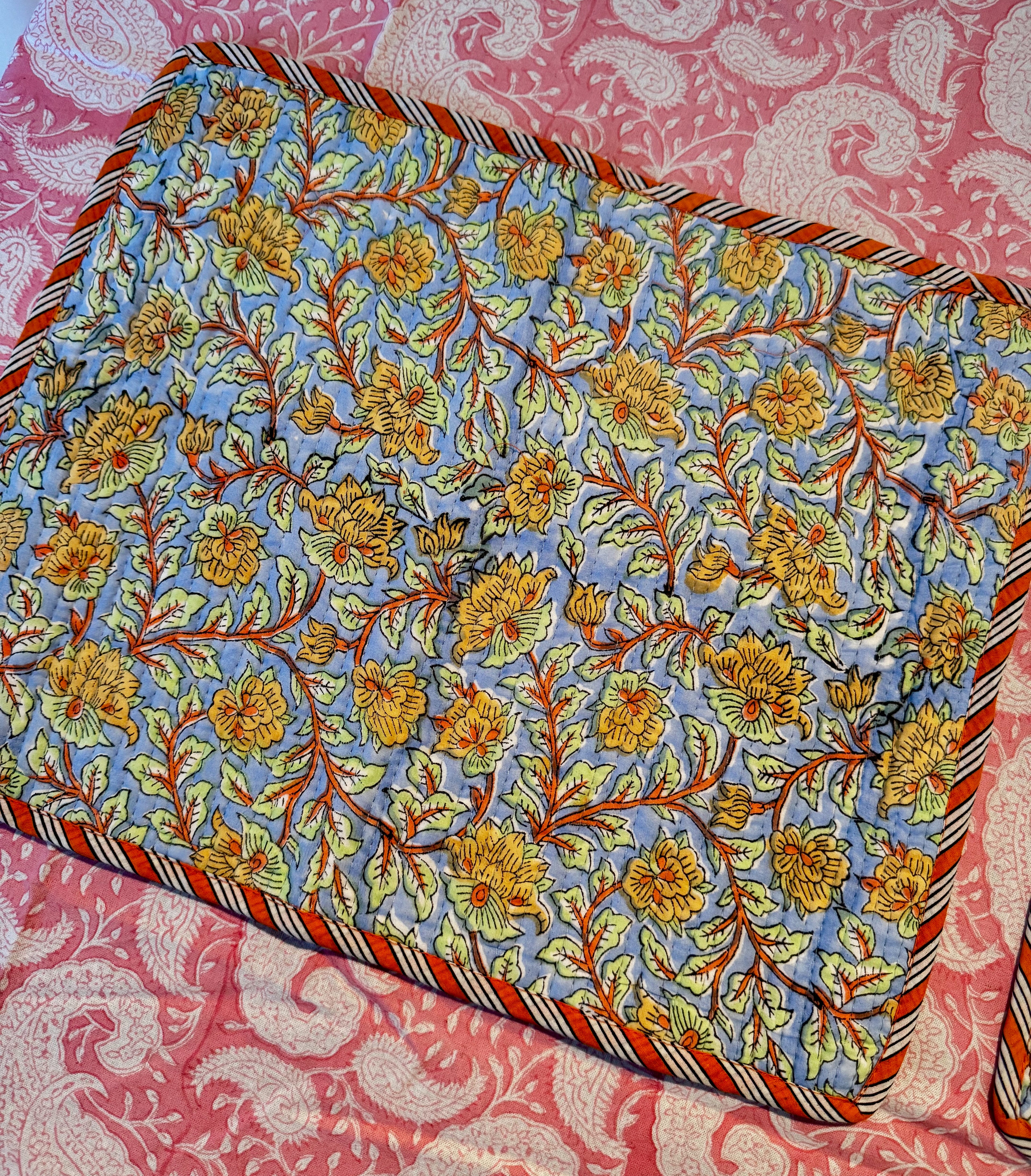 Sets de table rectangulaires matelassés en coton blockprint fleurs jaunes et bleus – lot de 2