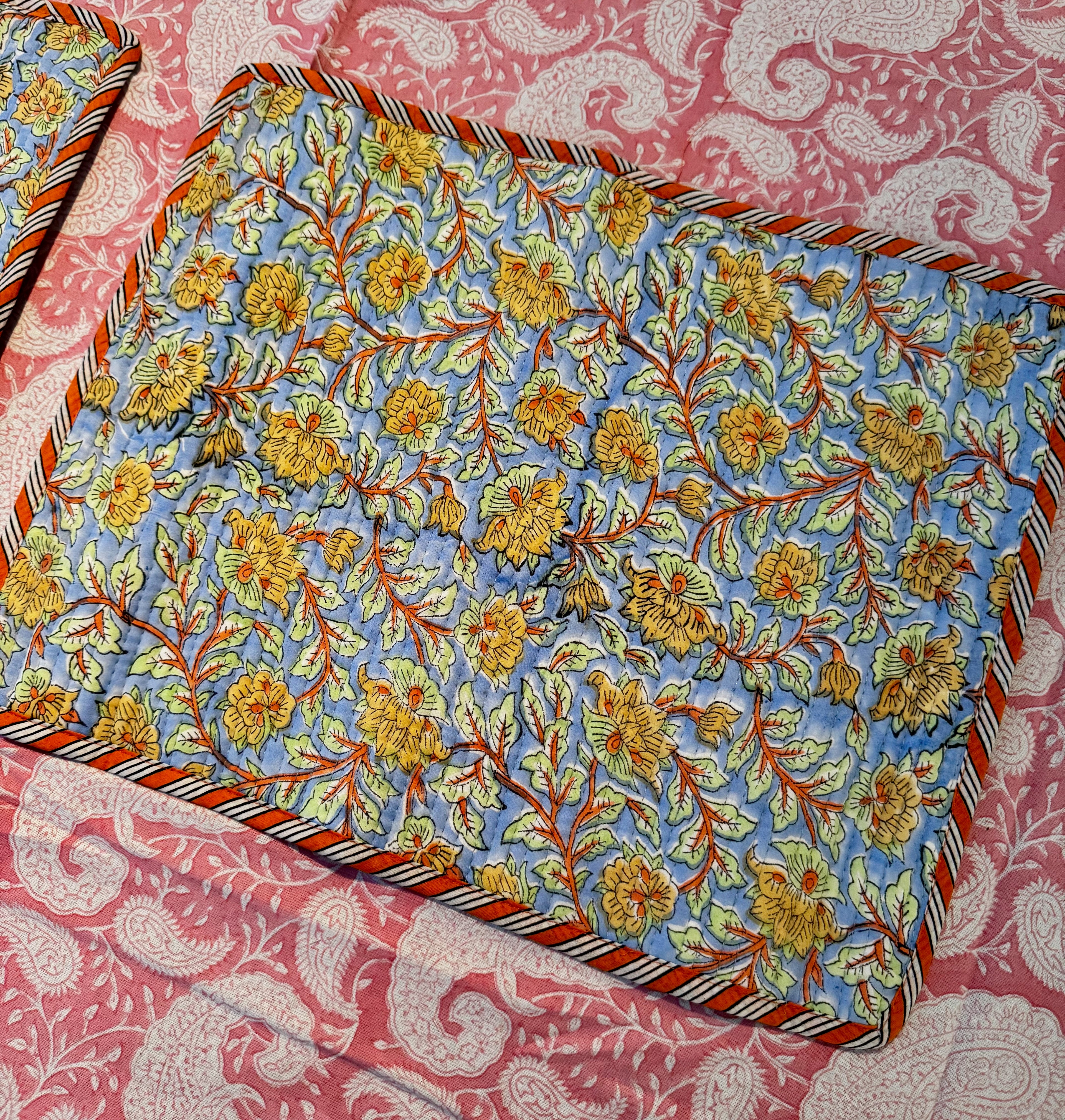 Sets de table rectangulaires matelassés en coton blockprint fleurs jaunes et bleus – lot de 2