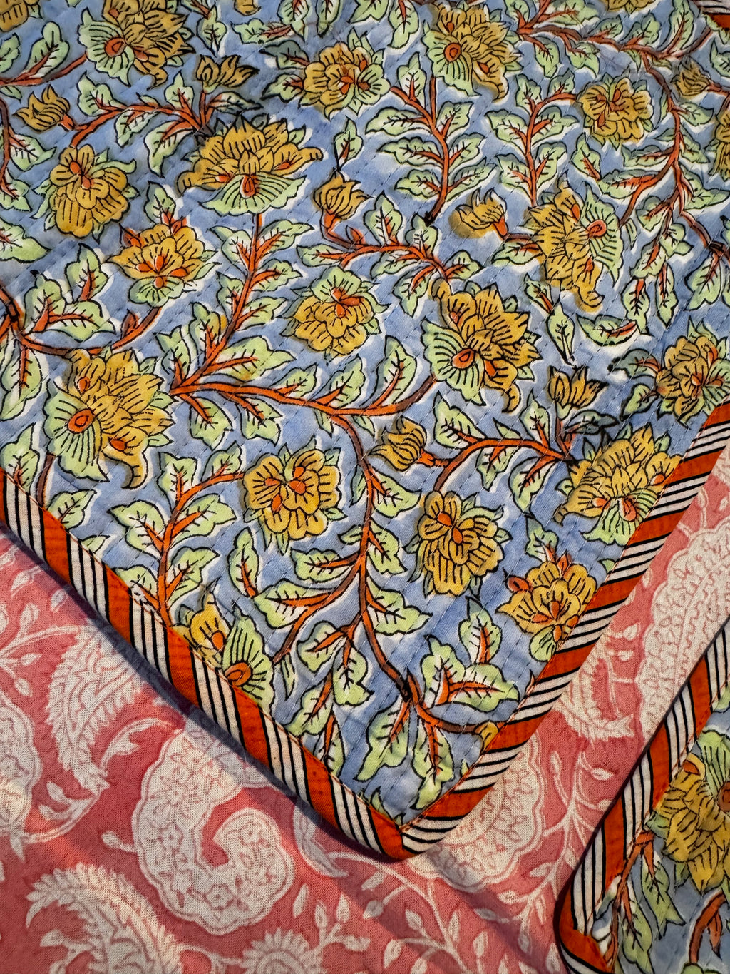 Sets de table rectangulaires matelassés en coton blockprint fleurs jaunes et bleus – lot de 2
