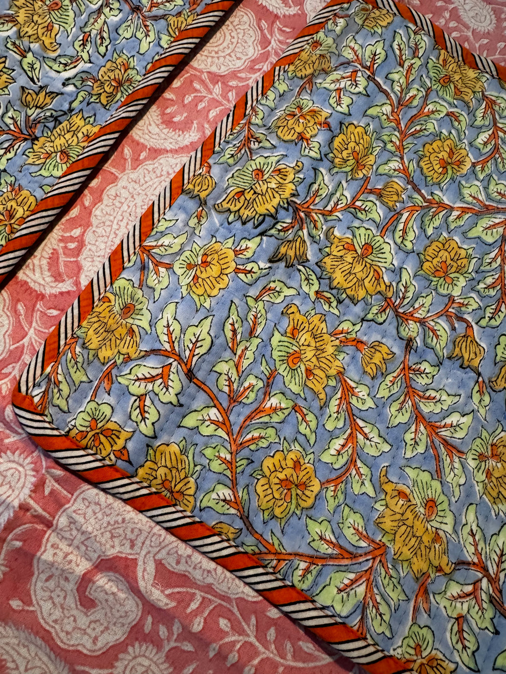 Sets de table rectangulaires matelassés en coton blockprint fleurs jaunes et bleus – lot de 2