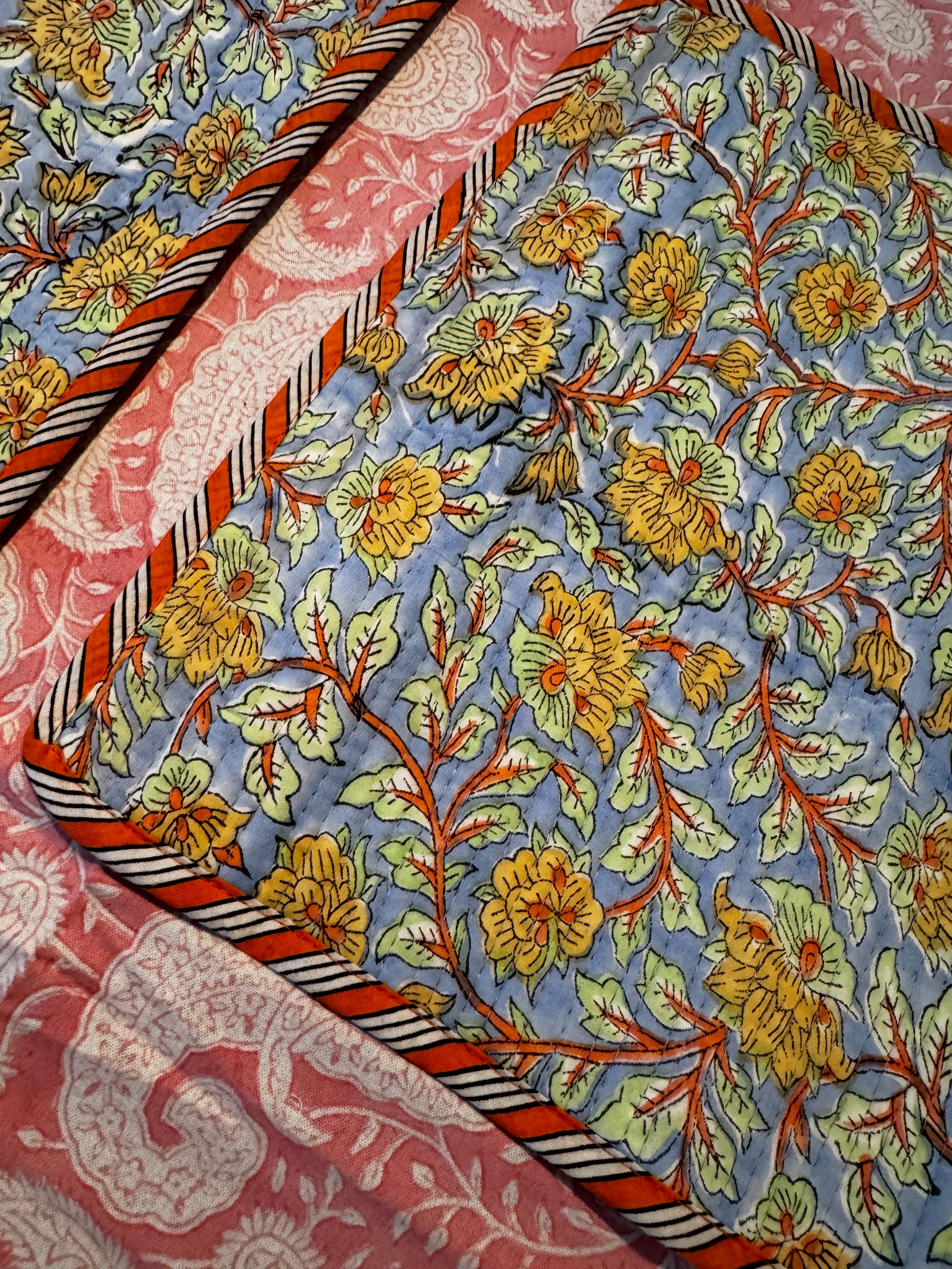 Sets de table rectangulaires matelassés en coton blockprint fleurs jaunes et bleus – lot de 2