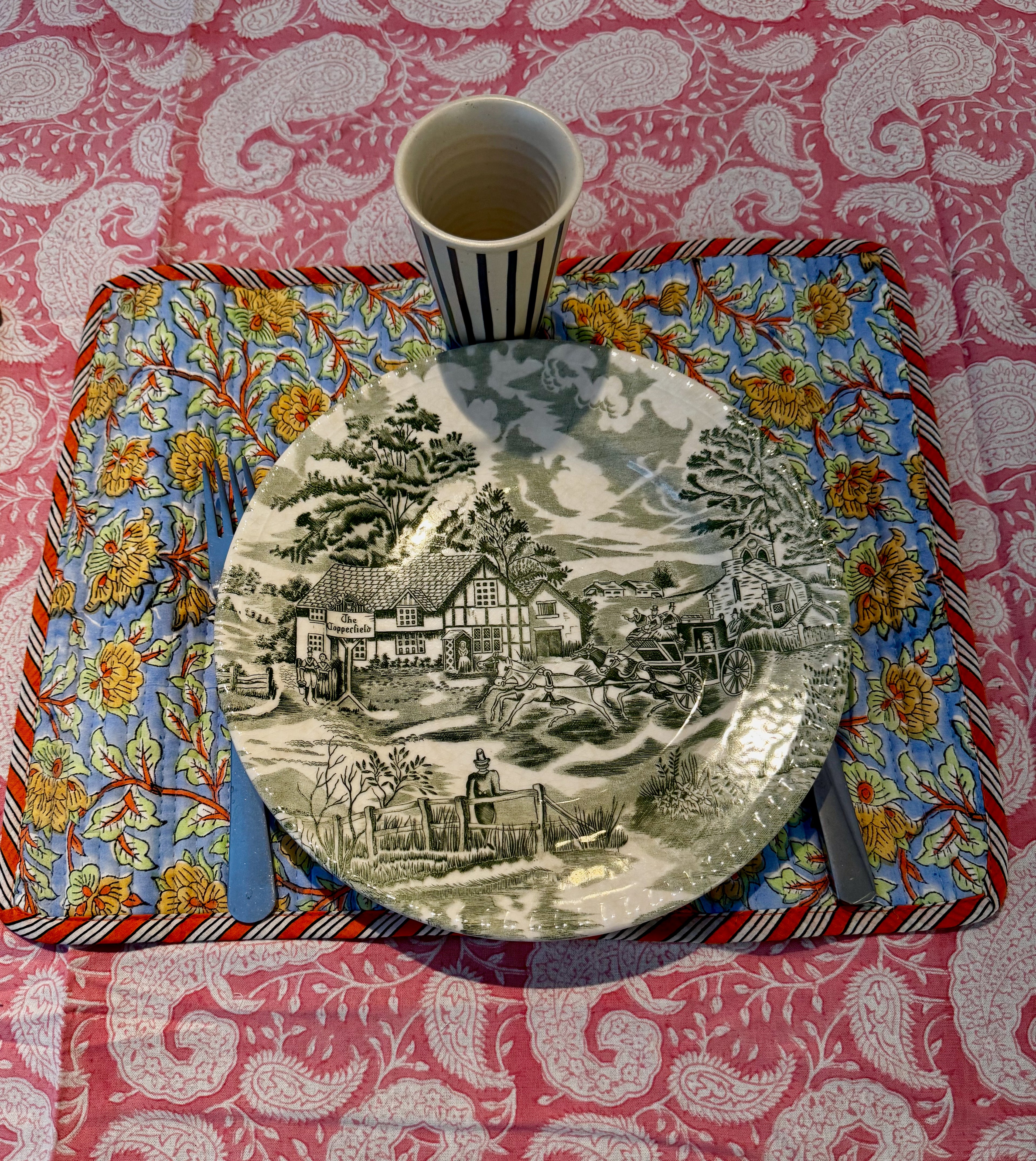 Sets de table rectangulaires matelassés en coton blockprint fleurs jaunes et bleus – lot de 2