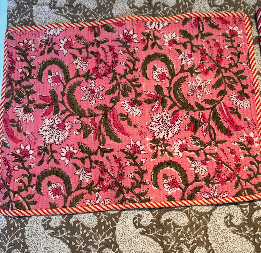 Sets de table rectangulaires matelassés en coton blockprint roses – lot de 2 dépareillés