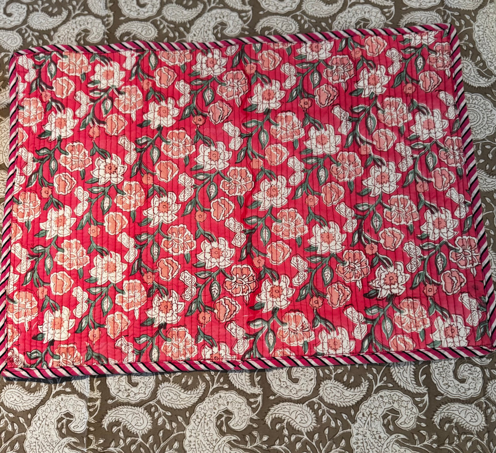 Sets de table rectangulaires matelassés en coton blockprint roses – lot de 2 dépareillés