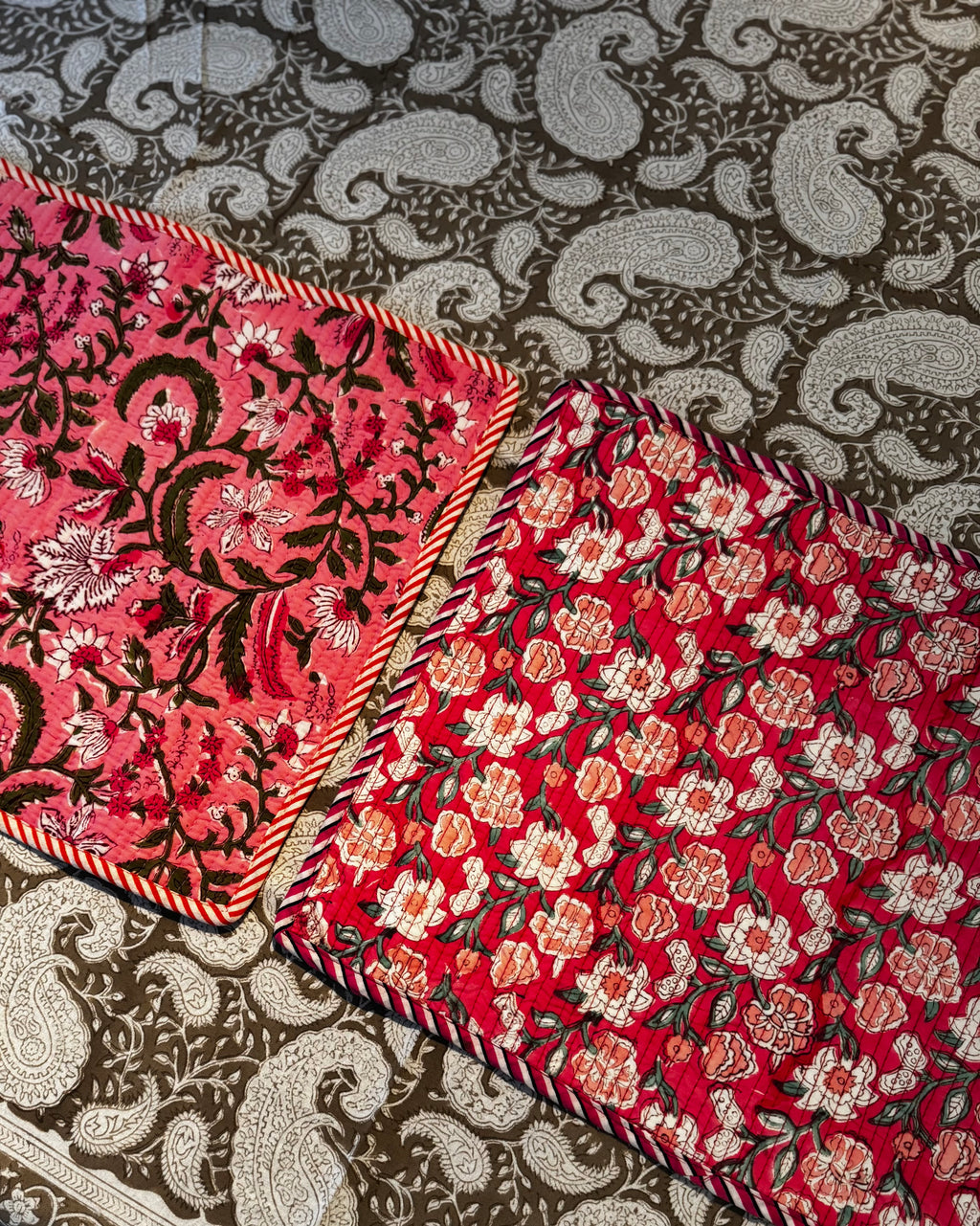 Sets de table rectangulaires matelassés en coton blockprint roses – lot de 2 dépareillés