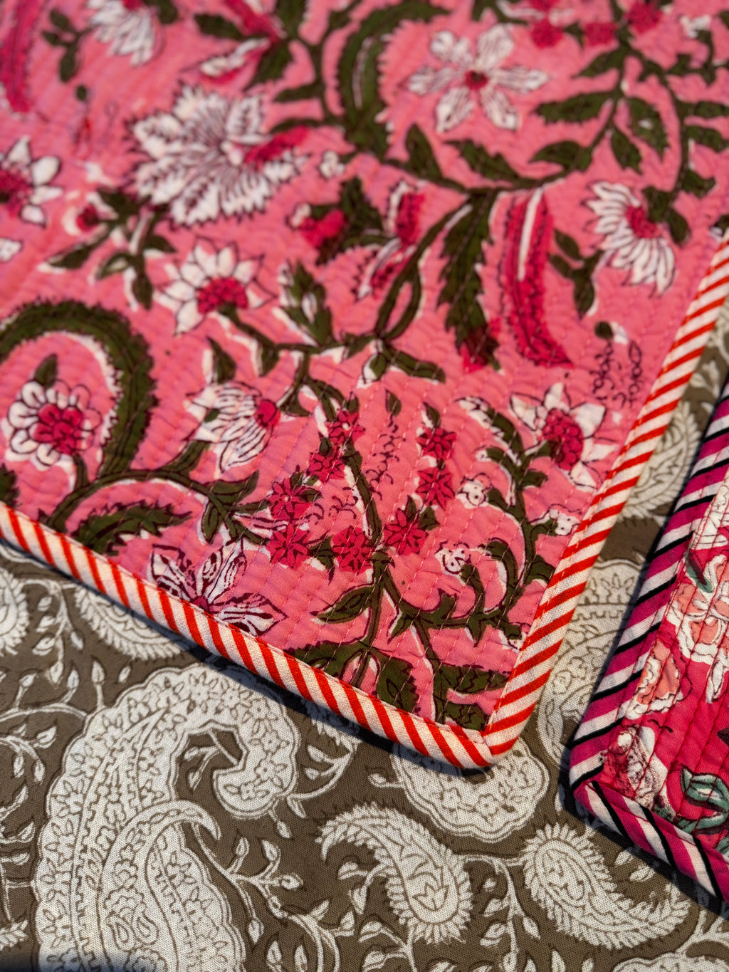 Sets de table rectangulaires matelassés en coton blockprint roses – lot de 2 dépareillés