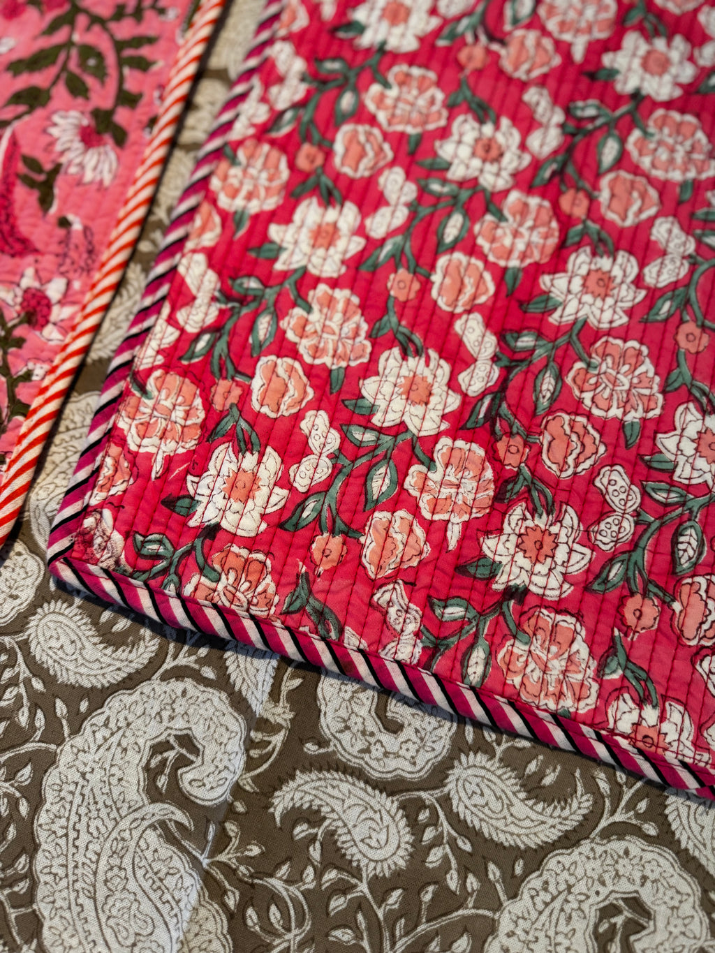 Sets de table rectangulaires matelassés en coton blockprint roses – lot de 2 dépareillés