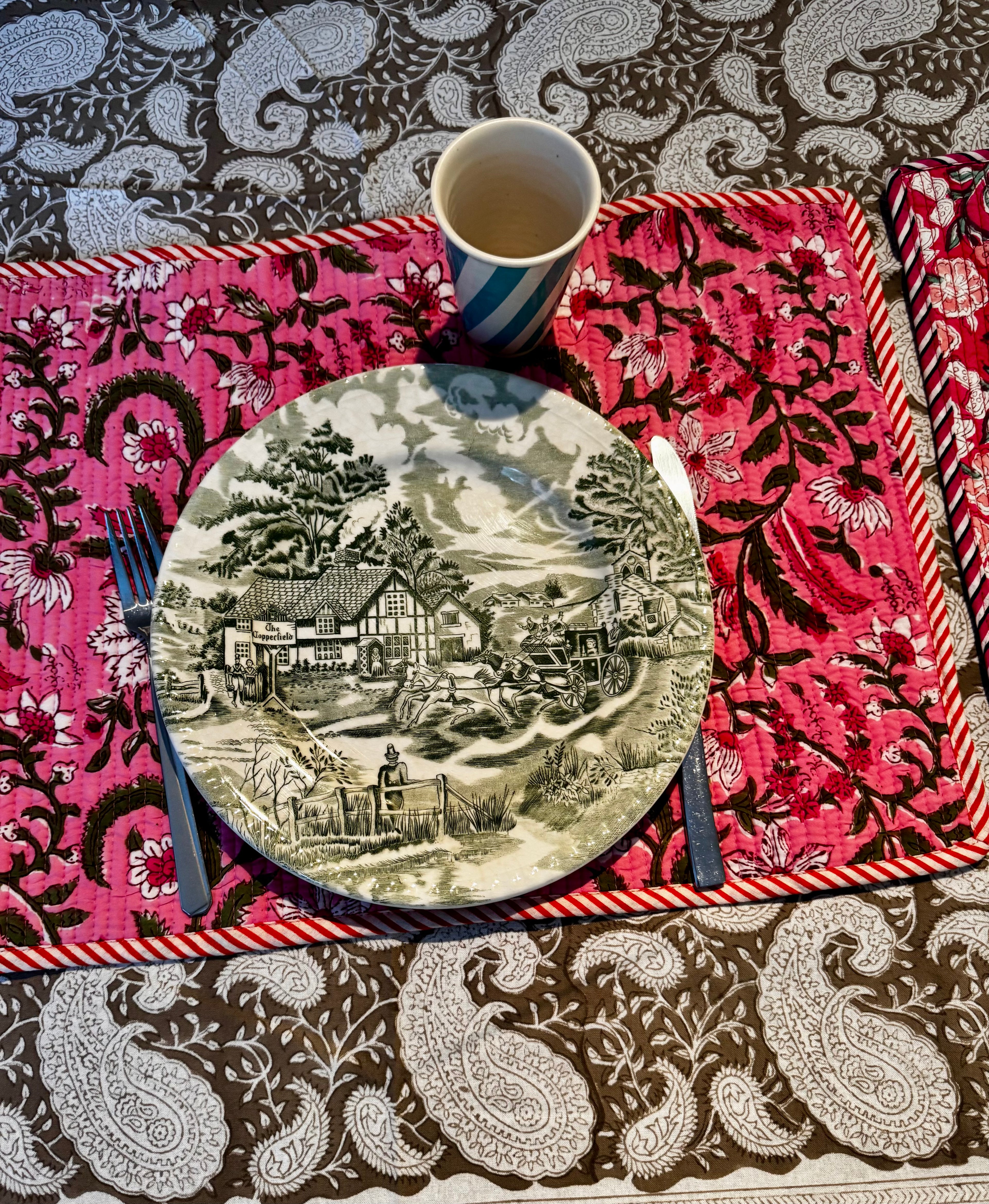 Sets de table rectangulaires matelassés en coton blockprint roses – lot de 2 dépareillés