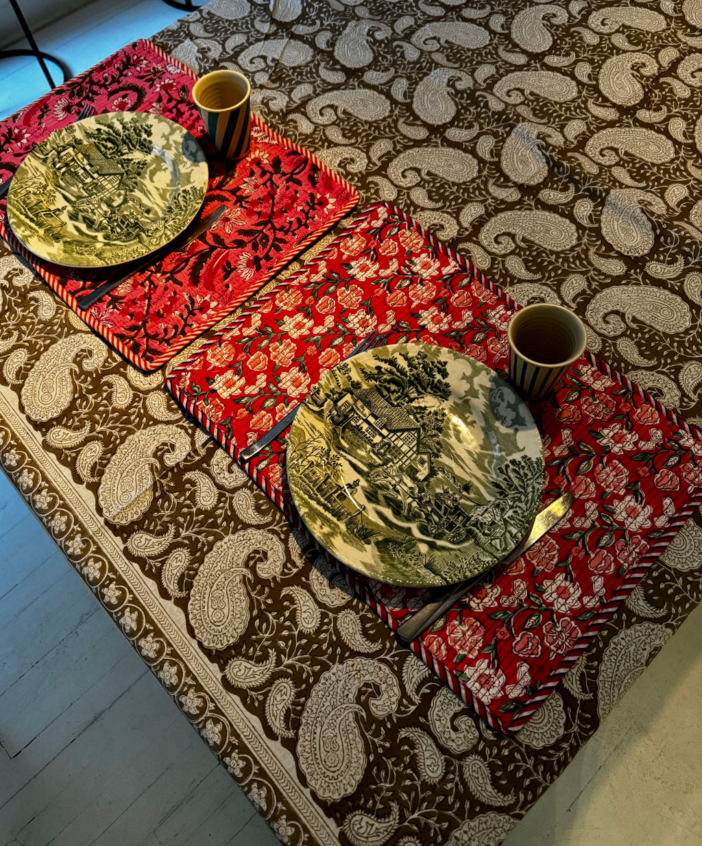 Sets de table rectangulaires matelassés en coton blockprint roses – lot de 2 dépareillés