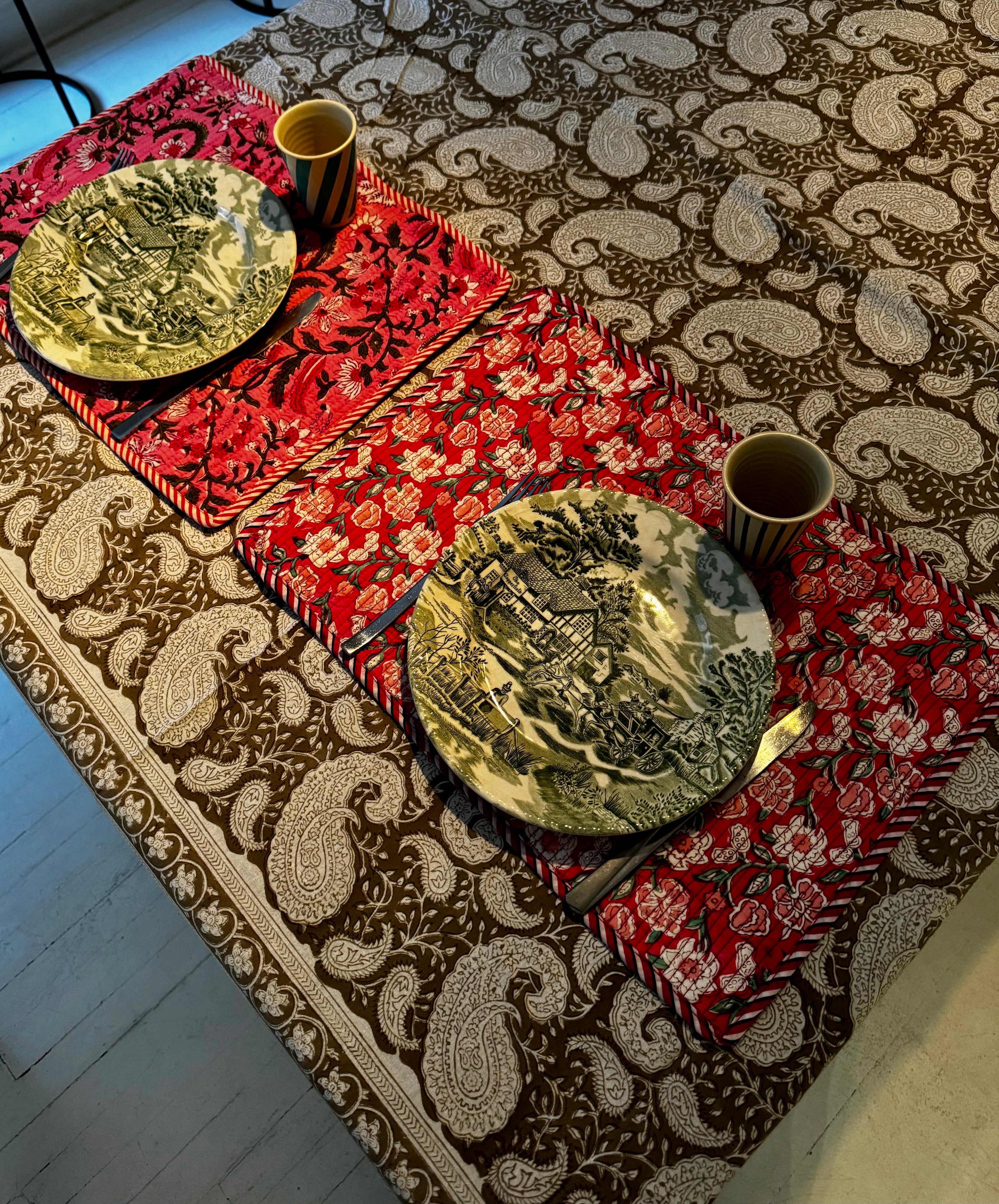 Sets de table rectangulaires matelassés en coton blockprint roses – lot de 2 dépareillés