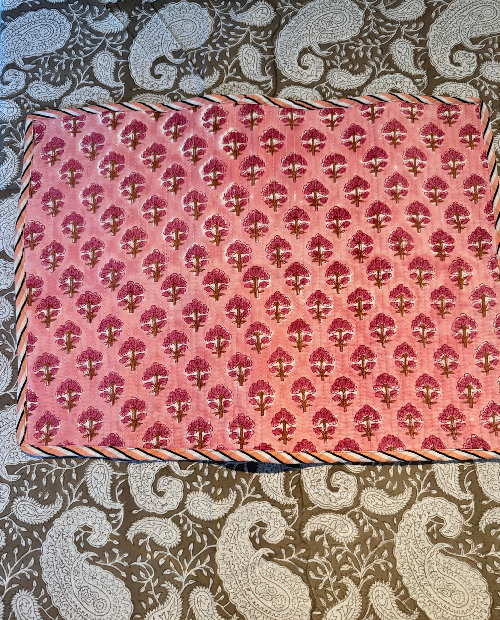 Sets de table rectangulaires matelassés en coton blockprint rose et bleu – lot de 2 dépareillés