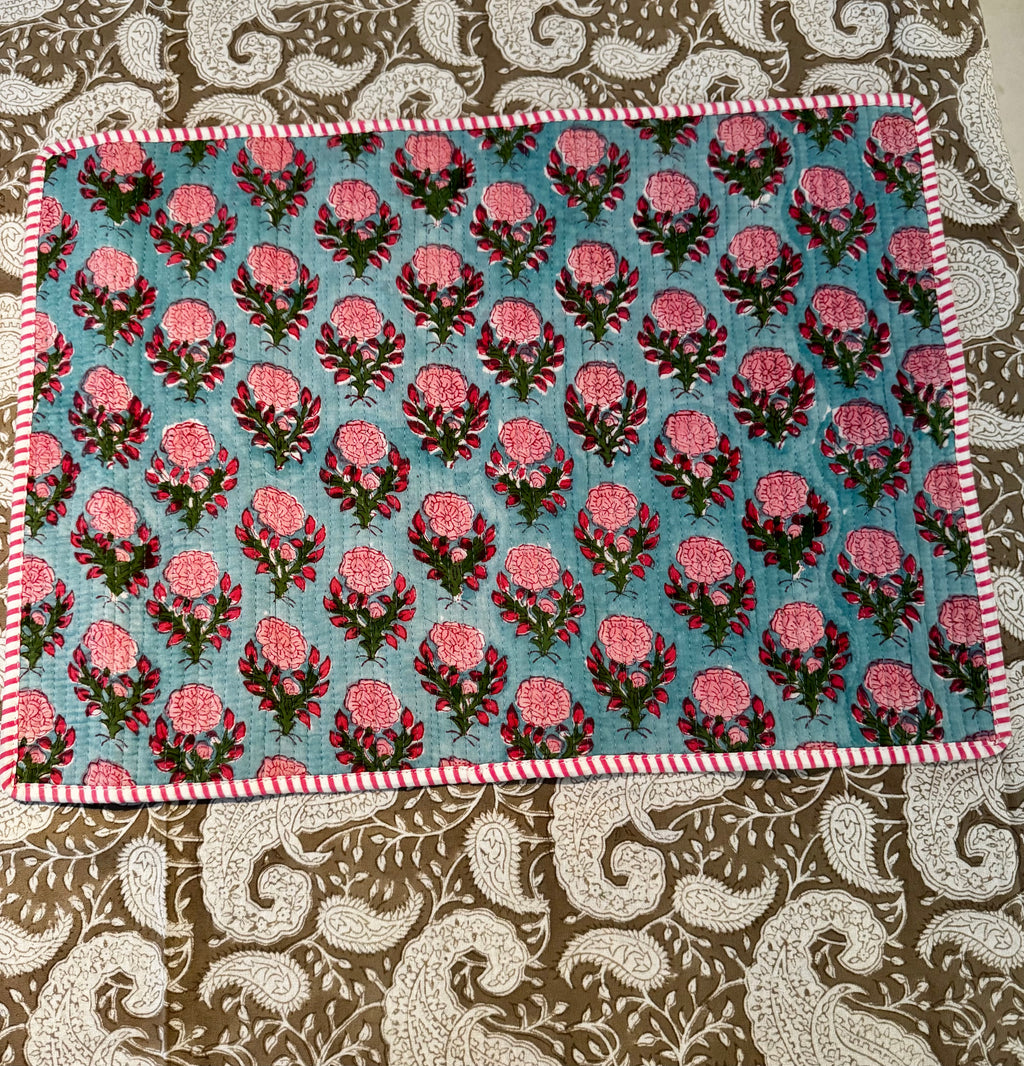 Sets de table rectangulaires matelassés en coton blockprint rose et bleu – lot de 2 dépareillés