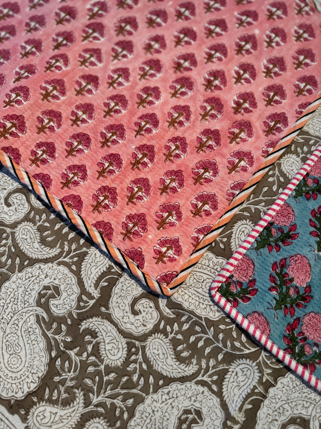 Sets de table rectangulaires matelassés en coton blockprint rose et bleu – lot de 2 dépareillés