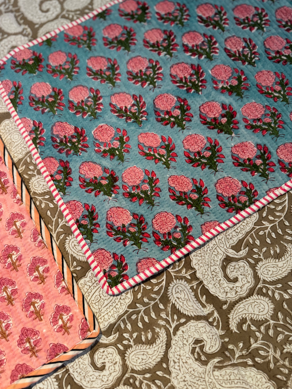 Sets de table rectangulaires matelassés en coton blockprint rose et bleu – lot de 2 dépareillés