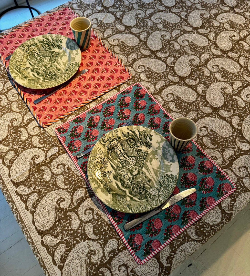 Sets de table rectangulaires matelassés en coton blockprint rose et bleu – lot de 2 dépareillés