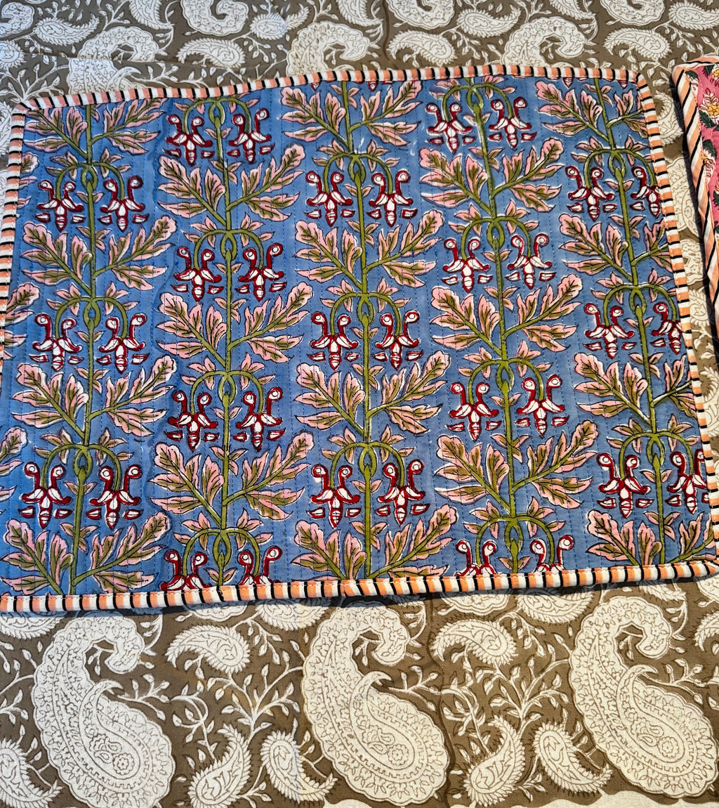 Sets de table rectangulaires matelassés en coton blockprint rose et bleu – lot de 2 dépareillés