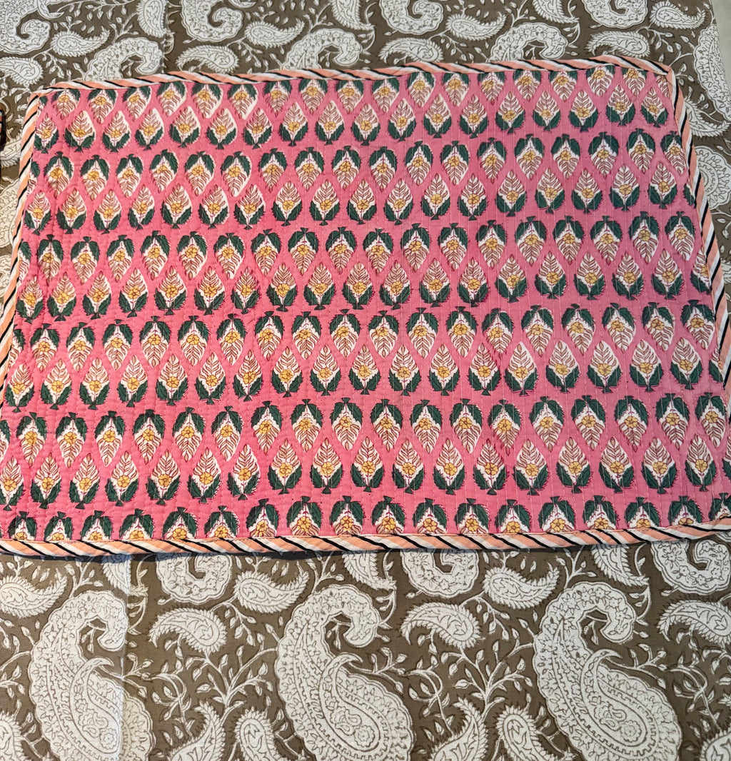 Sets de table rectangulaires matelassés en coton blockprint rose et bleu – lot de 2 dépareillés