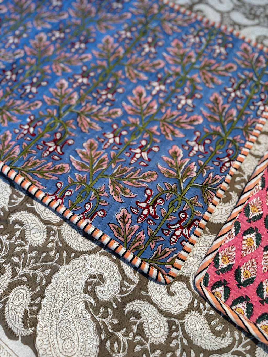 Sets de table rectangulaires matelassés en coton blockprint rose et bleu – lot de 2 dépareillés