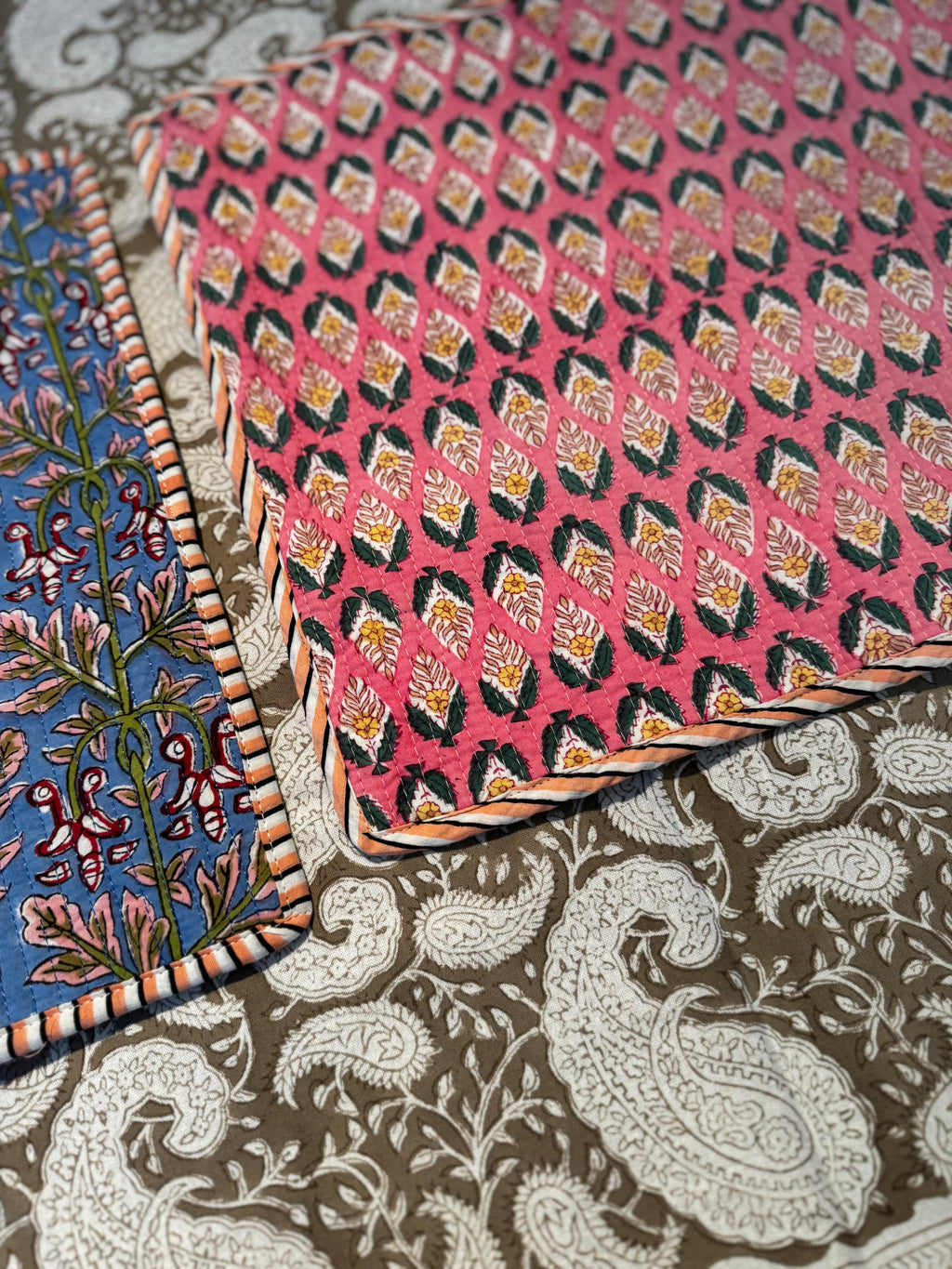 Sets de table rectangulaires matelassés en coton blockprint rose et bleu – lot de 2 dépareillés