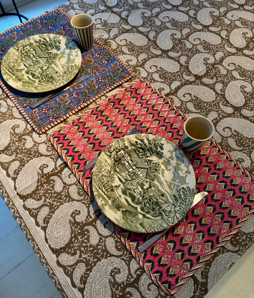 Sets de table rectangulaires matelassés en coton blockprint rose et bleu – lot de 2 dépareillés