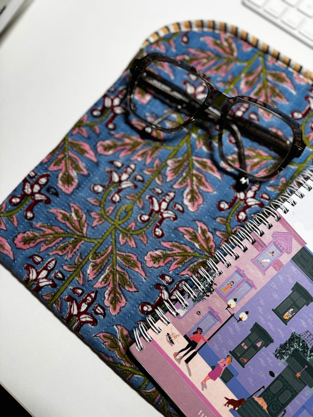 Housse d’ordinateur matelassée en coton imprimé blockprint – Édition artisanale