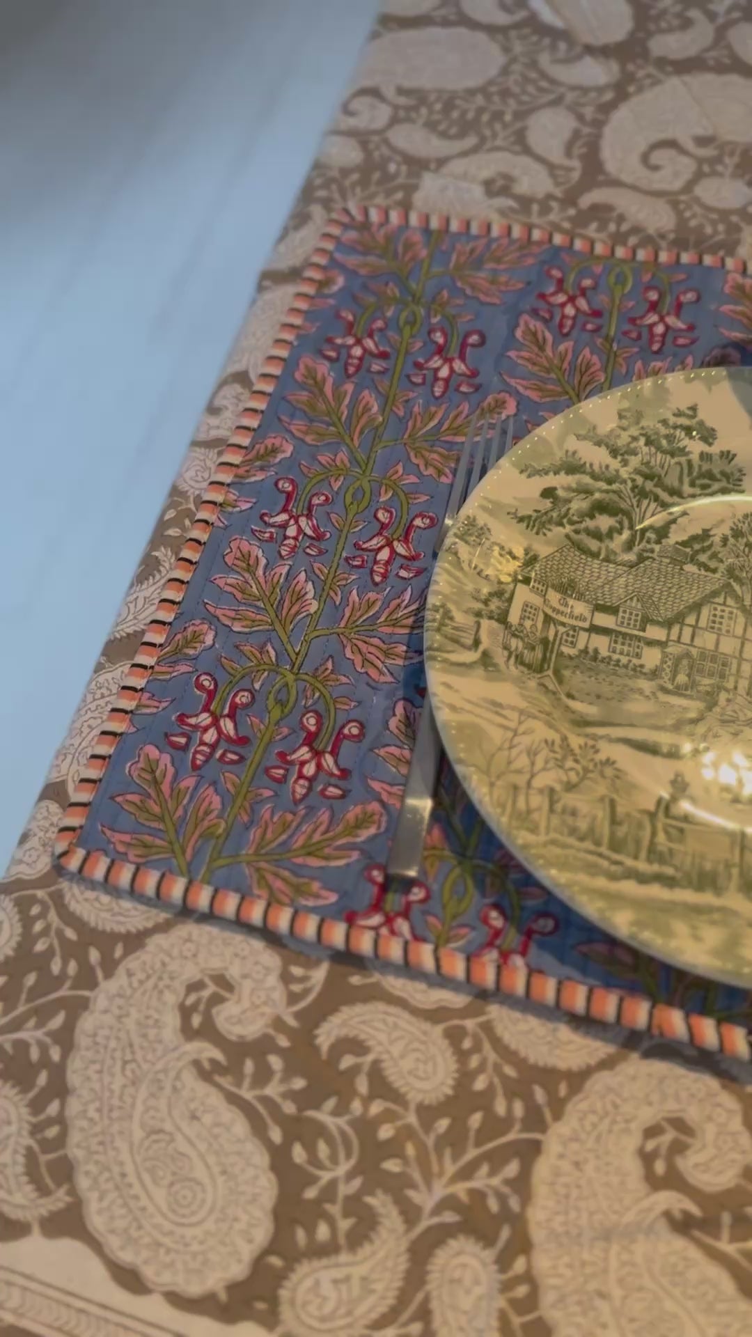 Sets de table rectangulaires matelassés en coton blockprint rose et bleu – lot de 2 dépareillés